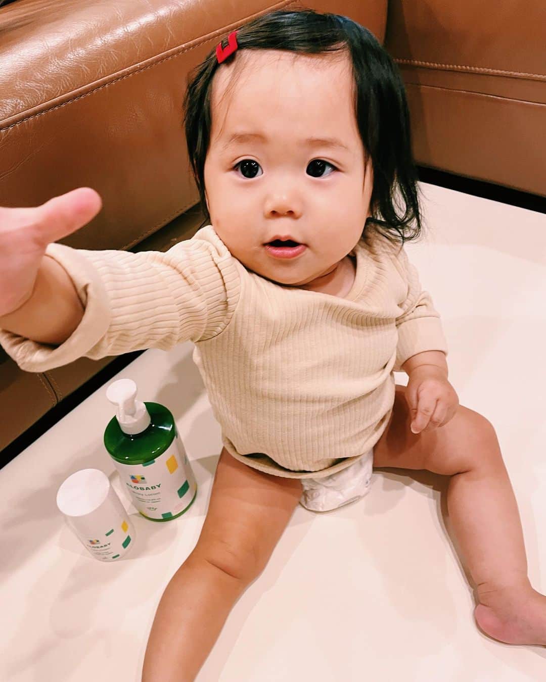 宮城舞さんのインスタグラム写真 - (宮城舞Instagram)「10月26日(水)21時から @mamagirl_jp のアカウントで ALOBABYとの合同Instagramライブを 開催することになりました💚  敏感な赤ちゃんの肌のために生まれたブランド 『ALOBABY（アロベビー）@alobaby_official』が 2023年で10周年を迎えるとのことで、 人気のミルクローションがパワーアップ✨ 一足先に試してみました！  なんと100%天然由来成分にリニューアル🌿  テクスチャーがなめらかで 伸ばしやすくて、 すぐに肌に馴染むのも 嬉しいポイント💕  同じシリーズのフェイスクリームも 一緒に使えば保湿は完璧👌  LIVE当日は ALOBABYブランド担当の方に、 ミルクローションの人気の秘密や リニューアル内容をお聞きしちゃいます✨  詳しくはストーリーズや ALOBABY、mamagirlの アカウントをチェックしてね！  #ALOBABY #アロベビー #マイアロベビー #ベビースキンケア #アロベビーミルクローション #ベビー保湿 #赤ちゃん用保湿 #mamagirl #alobaby_pr」10月24日 16時10分 - mai_miyagi
