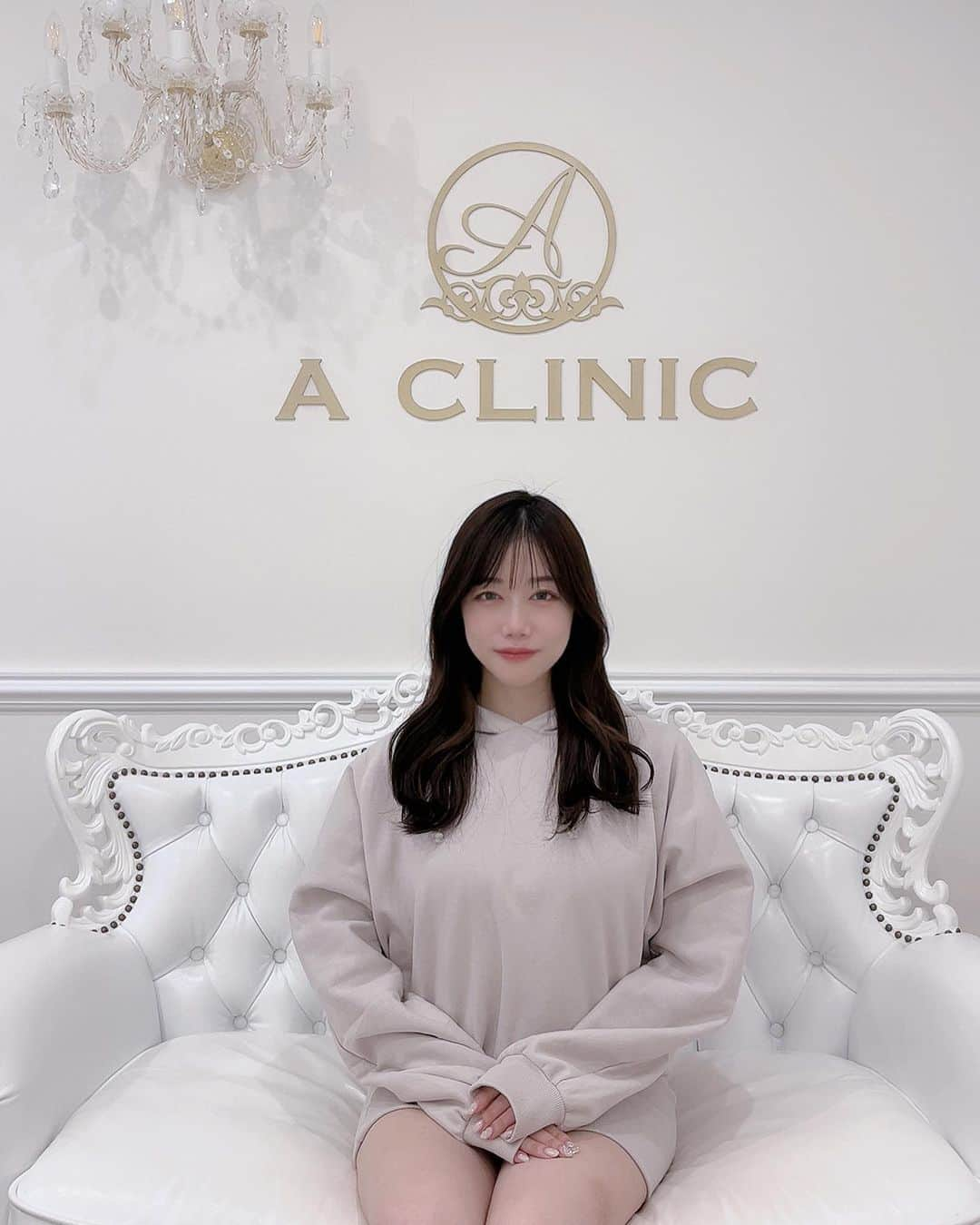 小湊優香さんのインスタグラム写真 - (小湊優香Instagram)「Aクリニック銀座院さん @a_clinic_ginza の 片桐先生 @aclinic_katagiri にAスレッドをお願いしました！ ⁡ 1day小顔脂肪吸引を以前受け、 その後メンテナンスとしてAスレッドを 受けました😌✨ ⁡ 前回受けた時も直後の腫れなど気にならなかったので 安心して受けることが出来ました✨ 左側のほうれい線が気になったので、左側を強めに 引き上げてもらいました！ ⁡ 片桐先生も丁寧な対応でスタッフさんも施術中 頑張ってください〜と声をかけてくれて あっという間に施術が終わってました😳 ⁡ 直後に写真を撮ってみたけど 目の開きも違うし顔の幅も変わった気がする！ まだ完成系ではないのでこれからの経過が楽しみ❣️ ⁡ 次は眉下リフトとかやってみたいな〜✨ ⁡ #aスレッド #1day小顔脂肪吸引 #糸リフト #aclinic #aclinic銀座 #aclinic横浜 #aclinic新宿  #aclinic名古屋 #aclinic大阪 #aclinic福岡 #aclinic池袋  #aクリニック #美容 #小顔 #美肌 #リフトアップ #美容外科 #美容皮膚科 #美容クリニック #片桐大佑」10月24日 16時50分 - y.miranic