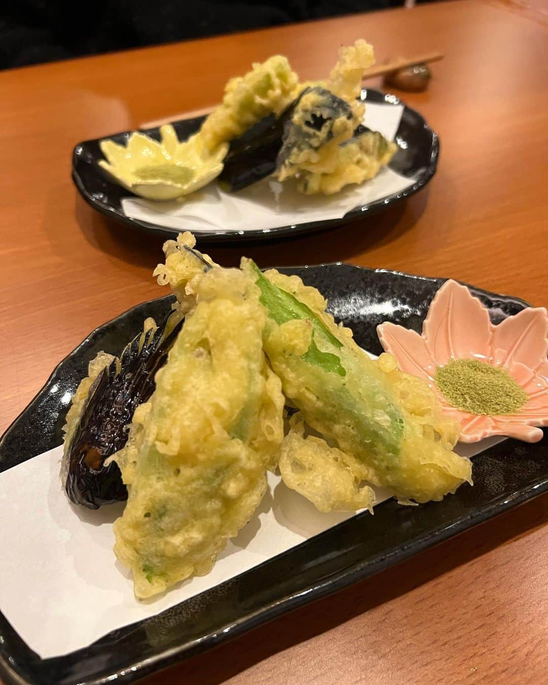Moka さんのインスタグラム写真 - (Moka Instagram)「この日は藤沢のサウナにお泊まりだったので夜ごはんも藤沢で🍽  お邪魔したのは旬彩ダイニング二条藤沢南口店さん。  @nijoishigami143   隠れ家レストランって感じの入口でワクワク。  旬の食材を使った特別なコース料理を注文しました！  前菜から最高すぎた... えんがわユッケ、ほうれん草と油揚げのおひたし、梅水晶、ローストビーフ。 お酒好きの人にはたまらんスタメン🤤  次に出たブリの薄造りも美味しかったなぁ。 お刺身になめろうを乗せて食べたのは初めてだったけどこれがまた良かった！  お野菜は自家農園で育てているこだわりのものを使ってるみたい。  これこれぇ！ってなる酒の肴ばかりで、いつもより飲むペースが速まってしまいました😅  美味しかったです！ご馳走様です！  最後の写真はお酒飲むと出る最高の笑顔（笑）   #旬彩ダイニング二条 #PR #グルメ #藤沢 #藤沢居酒屋 #藤沢グルメ #カラキャス  #居酒屋 #コース料理 #日本食 #食べログ #食べスタグラム #お酒好き女子 #酒の肴 #おつまみ #ご飯 #夕飯 #ディナー #よるごはん」10月24日 17時17分 - moka_030n