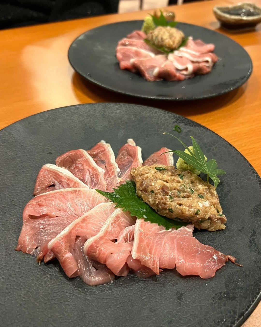 Moka さんのインスタグラム写真 - (Moka Instagram)「この日は藤沢のサウナにお泊まりだったので夜ごはんも藤沢で🍽  お邪魔したのは旬彩ダイニング二条藤沢南口店さん。  @nijoishigami143   隠れ家レストランって感じの入口でワクワク。  旬の食材を使った特別なコース料理を注文しました！  前菜から最高すぎた... えんがわユッケ、ほうれん草と油揚げのおひたし、梅水晶、ローストビーフ。 お酒好きの人にはたまらんスタメン🤤  次に出たブリの薄造りも美味しかったなぁ。 お刺身になめろうを乗せて食べたのは初めてだったけどこれがまた良かった！  お野菜は自家農園で育てているこだわりのものを使ってるみたい。  これこれぇ！ってなる酒の肴ばかりで、いつもより飲むペースが速まってしまいました😅  美味しかったです！ご馳走様です！  最後の写真はお酒飲むと出る最高の笑顔（笑）   #旬彩ダイニング二条 #PR #グルメ #藤沢 #藤沢居酒屋 #藤沢グルメ #カラキャス  #居酒屋 #コース料理 #日本食 #食べログ #食べスタグラム #お酒好き女子 #酒の肴 #おつまみ #ご飯 #夕飯 #ディナー #よるごはん」10月24日 17時17分 - moka_030n