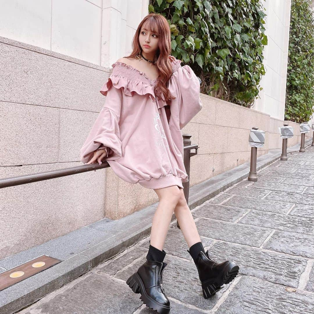 桜井莉菜さんのインスタグラム写真 - (桜井莉菜Instagram)「【 @riina_couture 】の 甘辛MIXコーデ🖤💗🖤 いつもはこういうコーデには、ピンクとかベージュのブーツを合わせるんだけど、ちょっと反抗期🫣 チョーカーとブーツをブラックにして、ちょいROCK感足して見ましたどーでしょ？😆 このブーツ大人気🖤 歩きやすいし超オススメ💕 さて、今日から1週間大阪だ✨✨✨ 【 @ageha.kitashinchi 】遊びに来てねー❤️❤️❤️  #riina#riinacouture#リーナ#リーナコーデ#全身コーデ#ootd#code#codenate#甘辛MIX」10月24日 17時23分 - rina__sakurai