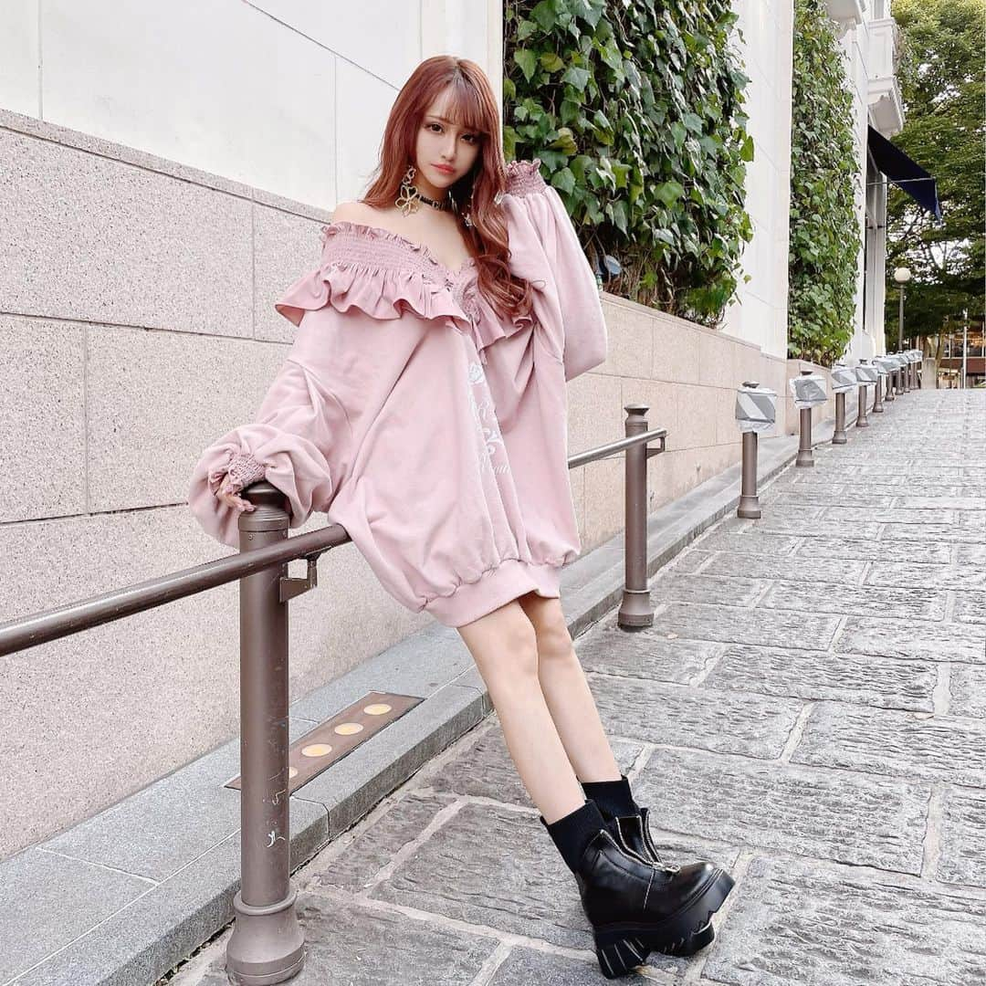 桜井莉菜さんのインスタグラム写真 - (桜井莉菜Instagram)「【 @riina_couture 】の 甘辛MIXコーデ🖤💗🖤 いつもはこういうコーデには、ピンクとかベージュのブーツを合わせるんだけど、ちょっと反抗期🫣 チョーカーとブーツをブラックにして、ちょいROCK感足して見ましたどーでしょ？😆 このブーツ大人気🖤 歩きやすいし超オススメ💕 さて、今日から1週間大阪だ✨✨✨ 【 @ageha.kitashinchi 】遊びに来てねー❤️❤️❤️  #riina#riinacouture#リーナ#リーナコーデ#全身コーデ#ootd#code#codenate#甘辛MIX」10月24日 17時23分 - rina__sakurai