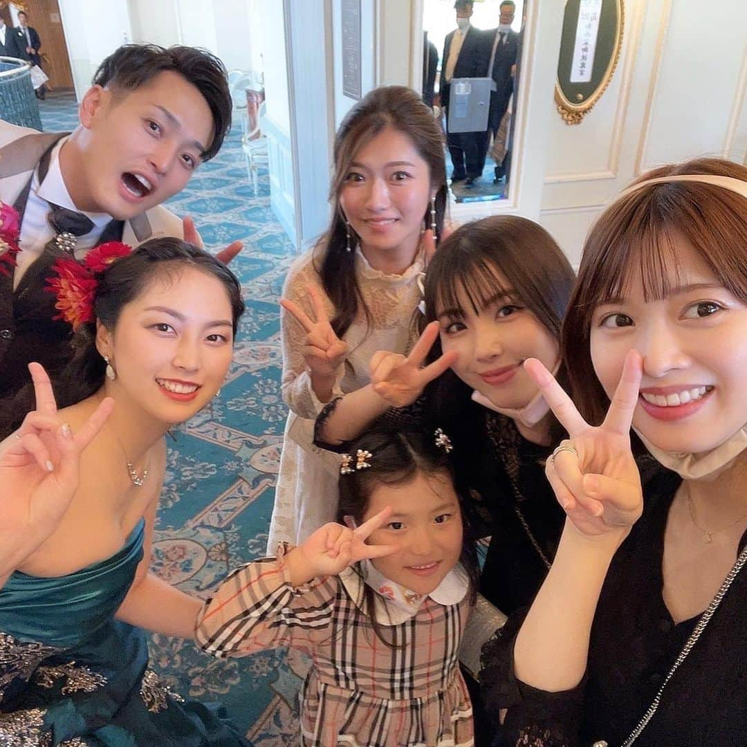 倉田瑠夏さんのインスタグラム写真 - (倉田瑠夏Instagram)「先日、  大切な。大好きな同期。 知佳ちゃんの結婚式へ参列して参りました。  同期の中で1番お姉ちゃんで1番無邪気で1番破天荒で、加入当初から私にとって面白くて楽しい姉御的存在の知佳ちゃん。  昔からちかちゃんの笑顔が大好きやけど、その素敵すぎる笑顔が過去1輝いてみえました。いや、輝いていました！  もうその笑顔を見るたびにこちらまで本当に幸せな気持ちになりました😭💗  祐奈の結婚式しかり、やはり同期の結婚はグッときます。  そしてウェディングドレス姿、綺麗すぎました😭👏✨✨✨  素敵な挙式に参加できて、直接お祝いすることができて、メンバーにも会えて、とても嬉しく幸せな日でした！♡  改めて、ちかちゃん結婚おめでとうっ♡✨  (撮影時のみマスク外しました🙇‍♀️)  ※余談※  ちなみに、今回あつまれた4期の中では未婚者が私のみでした笑 こわー！！笑  気合を入れて、まなみーぜの娘ちゃんと一緒にブーケトスを最前列で受け取とりにいきましたっ💐(8枚目の写真📷)  2人ともとれませんでした！！笑  #結婚 #結婚式 #ウェディング #👰‍♀️ #💍 #💒 #元アイドリング !!! #アイドリング !!! #4期生 #尾島知佳 #happywedding #wedding #ハッピーウェディング #末長くお幸せに ♡」10月24日 17時54分 - ruka.kurata