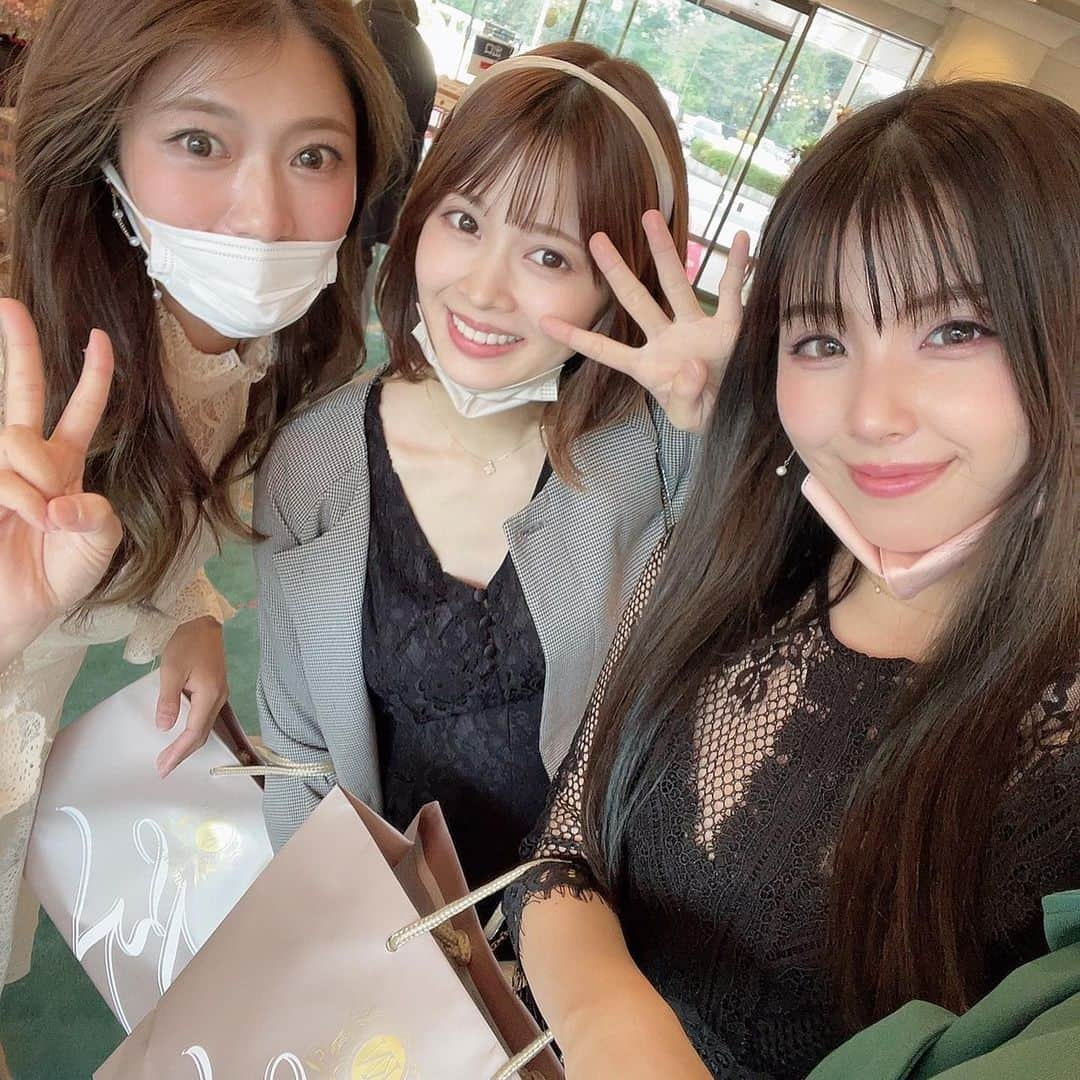 倉田瑠夏さんのインスタグラム写真 - (倉田瑠夏Instagram)「先日、  大切な。大好きな同期。 知佳ちゃんの結婚式へ参列して参りました。  同期の中で1番お姉ちゃんで1番無邪気で1番破天荒で、加入当初から私にとって面白くて楽しい姉御的存在の知佳ちゃん。  昔からちかちゃんの笑顔が大好きやけど、その素敵すぎる笑顔が過去1輝いてみえました。いや、輝いていました！  もうその笑顔を見るたびにこちらまで本当に幸せな気持ちになりました😭💗  祐奈の結婚式しかり、やはり同期の結婚はグッときます。  そしてウェディングドレス姿、綺麗すぎました😭👏✨✨✨  素敵な挙式に参加できて、直接お祝いすることができて、メンバーにも会えて、とても嬉しく幸せな日でした！♡  改めて、ちかちゃん結婚おめでとうっ♡✨  (撮影時のみマスク外しました🙇‍♀️)  ※余談※  ちなみに、今回あつまれた4期の中では未婚者が私のみでした笑 こわー！！笑  気合を入れて、まなみーぜの娘ちゃんと一緒にブーケトスを最前列で受け取とりにいきましたっ💐(8枚目の写真📷)  2人ともとれませんでした！！笑  #結婚 #結婚式 #ウェディング #👰‍♀️ #💍 #💒 #元アイドリング !!! #アイドリング !!! #4期生 #尾島知佳 #happywedding #wedding #ハッピーウェディング #末長くお幸せに ♡」10月24日 17時54分 - ruka.kurata