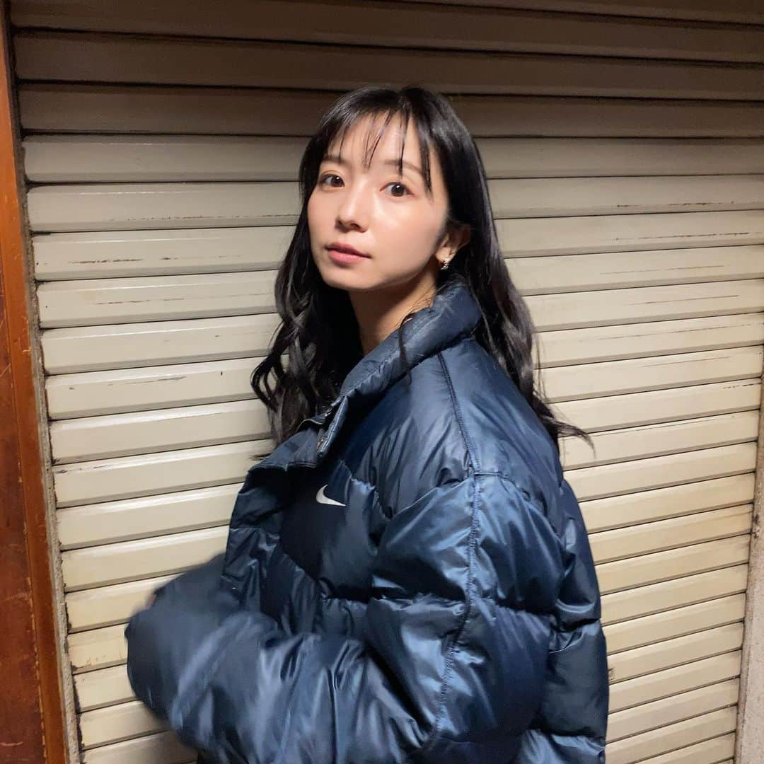 入来茉里さんのインスタグラム写真 - (入来茉里Instagram)「無事に昨日 舞台が千秋楽を迎えました。 カーテンコールでの拍手と笑顔、本当に本当に嬉しかったです☺️ありがとうございました。  さて、一晩寝て 今日はドラマの現場へと。 すっかり寒くなって ダウンコートが登場。  昨日まで モンペだったのに 今日はショートパンツで脚がスースーするよ😹♡笑」10月24日 18時09分 - iriki.mari_official