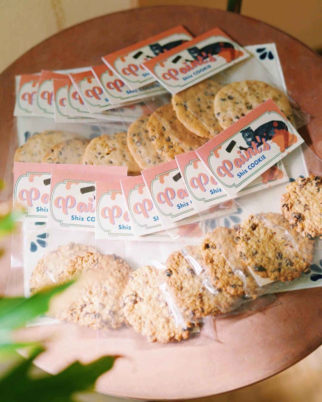 Ami さんのインスタグラム写真 - (Ami Instagram)「パッケージングしてみた🍪  Design : @yutohanda   #ペンペンのクッキー屋さん開店w #Paint’s #オートミールクッキー #チョコチップクッキー」10月24日 18時56分 - ami_dream05