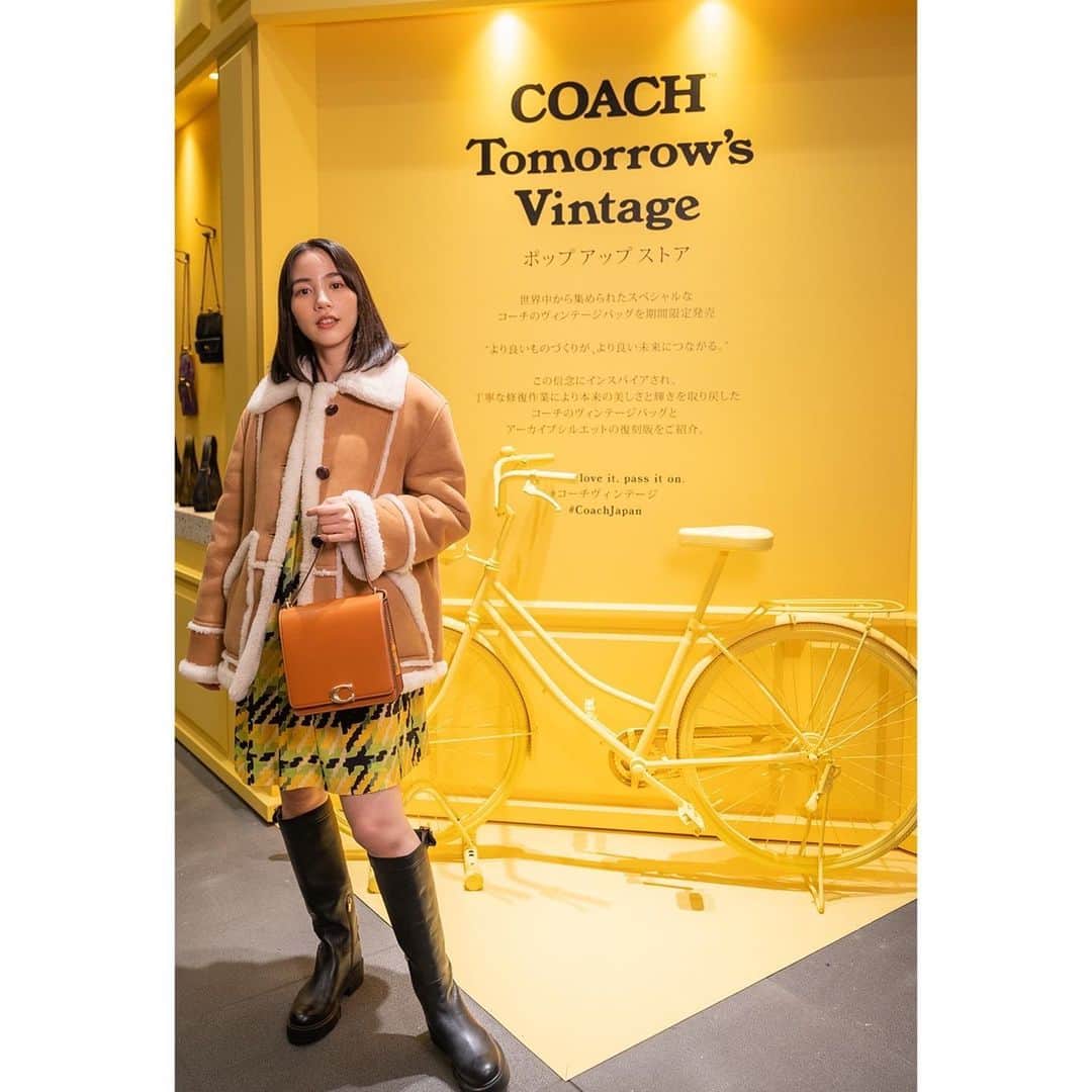 のん（能年玲奈）さんのインスタグラム写真 - (のん（能年玲奈）Instagram)「COACH、ヴィンテージと最新のバックどちらも見られるポップアップストア👜 私がスタイリングしたコーディネートが飾られています👯‍♀️ くま🐻‍❄️のプリントを品の良いカジュアルで合わせました。 お洋服選ぶの楽しかった👼  COACH“Tomorrow‘s Vintage” ポップアップストア  開催期間 2022年10月14日(金)～ 11月1日(火) 会場：渋谷PARCO 1F the window  #コーチヴィンテージ #CoachJapan  Styling: @izumimachino Hair&Make up: Shie Kanno」10月24日 20時00分 - non_kamo_ne