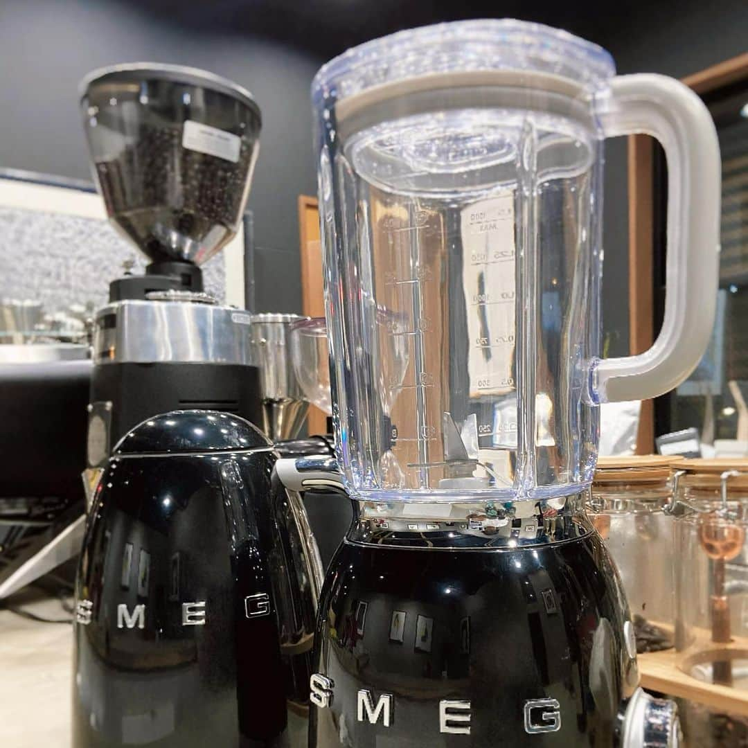 カナさんのインスタグラム写真 - (カナInstagram)「カラバリ豊富SMEGで キッチンをコーディネート🖤 @smeg_japan   1948年にイタリアで誕生した キッチン家電ブランド「SMEG」。 @smegitalia   オリジナリティにあふれ、洗練された上品さと イタリアらしい情熱を併せ持っています。 可愛らしくて個性的なキッチン家電で、 １日の始まりからハッピーな気分になれるよ！🌼  スムージーやフレッシュジュースだけじゃなく 温かいスープも作れるの🫕 これからの寒い季節はSMEGのミキサーで ポタージュスープを作って温まるよ~👅  材質に化学物質BPAを含まないのも安心🫶🏻 ぜひキッチンにお迎えしてみてね🤗  #smeg #smeg_japan #madeinitaly  #livstagrammer #instahome #cookware #homecooking  #ミキサー #ケトル #キッチン家電 #デザイン家電 #暮らしを楽しむ #おうちカフェ」10月24日 20時44分 - _kana627_