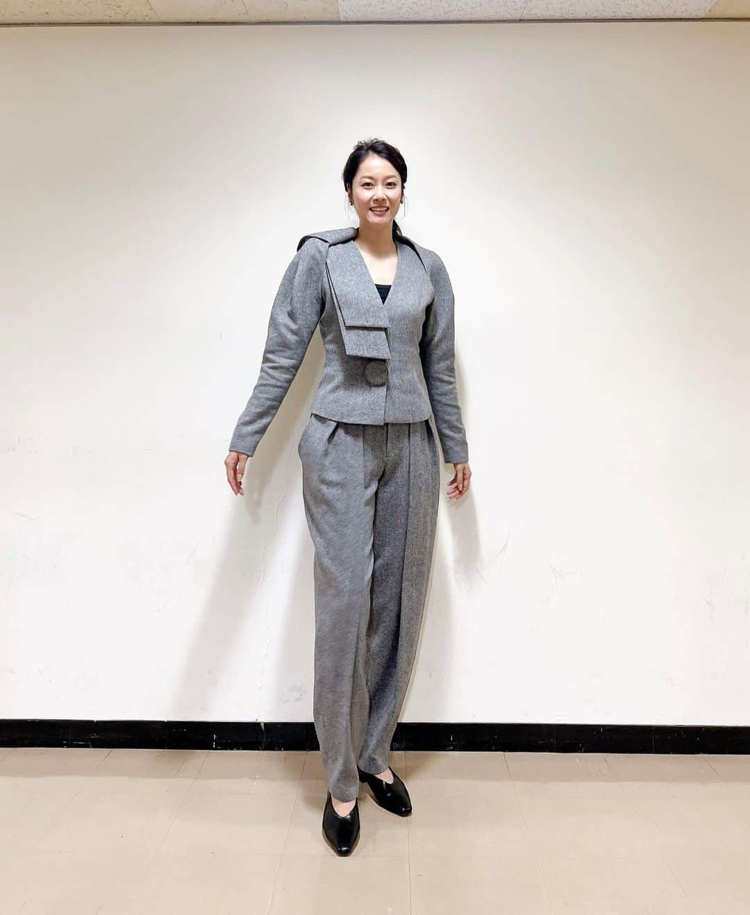 中川聴乃さんのインスタグラム写真 - (中川聴乃Instagram)「今シーズン初めての『熱血バスケ』✨  今回も素敵な衣装を有難う御座いました☺️ 肩のラインが素敵でした💕  衣装👗 @hirokokoshino_official   シューズ👠 @jb.akino.shoes   #hirokokoshino #ヒロココシノ #JBAKINO #熱血バスケ」10月25日 6時34分 - nakagawaakino24