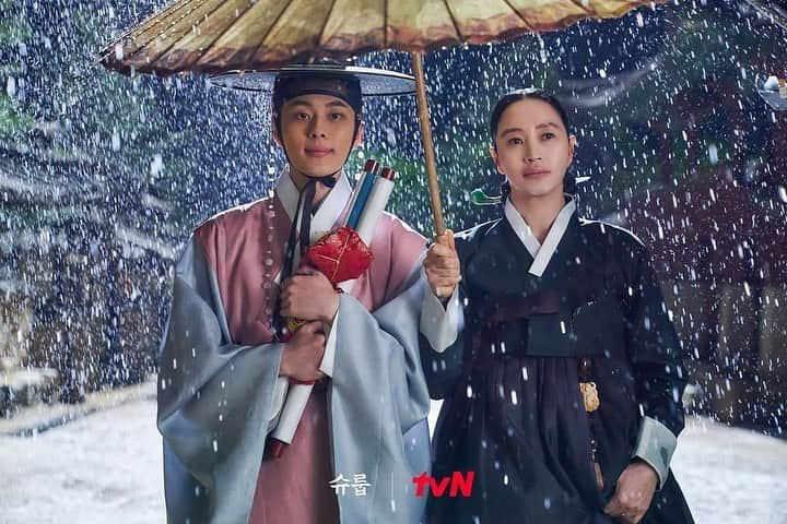 キム・ヘスさんのインスタグラム写真 - (キム・ヘスInstagram)「☔️👩‍👦  Repost• @tvn_drama [슈룹☔️] 3~4화 비하인드 스틸 공개! 어깨가 다 젖도록 아들만 생각하는 중전의 마음☔️ 화보같은 우리 대군즈의 멋지고 아름다운 순간들까지  내 마음속에 저-장 📸   더 많은 사진은 홈페이지에서 확인하세요 😘  tvN 토일드라마 <슈룹>  매주 [토일] 밤 9:10 tvN 방송  #슈룹 #김혜수 #김해숙 #최원영 #김의성 #문상민 #옥자연 #강찬희 #tvN #스트리밍은TVING - #KimHyeSoo #갓혜수 #lovehyesoo #金憓秀」10月25日 8時47分 - kimhyesoo_signal