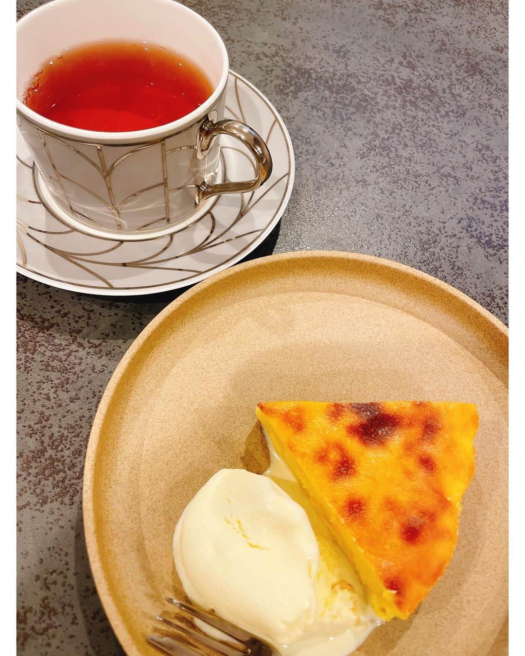 林美沙希さんのインスタグラム写真 - (林美沙希Instagram)「. 先日森川ちゃん家(@yuuki.morikawa_ex )にお邪魔してきました。 コロナ禍でなかなかゆっくり話せる機会がなかったので本当に久しぶりに☺️ 手作りのケーキでもてなしてくれて、、、そういえば一緒に甲子園を観に旅行した時もお菓子やメッセージつきの飲み物を用意してくれたりしたなあと。森川ちゃんの優しさにほっこり☕️✨ にゃんずにも会えて楽しい時間になりました。  #テレ朝 #アナウンサー #森川夕貴 アナ#林美沙希 #にゃんず #報ステ天気 の頃から#仲良くしてくれてありがとう #クール に見えて#とってもおちゃめ な#森川ちゃん」10月25日 18時39分 - misaki0hayashi