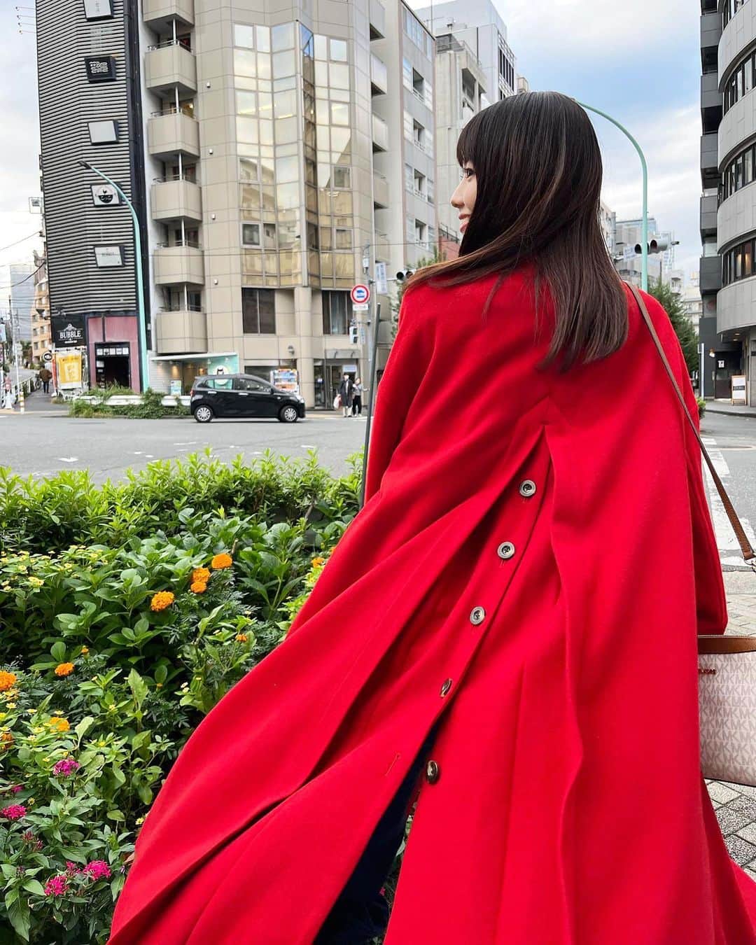 中村里帆さんのインスタグラム写真 - (中村里帆Instagram)「最近一目惚れして買った真っ赤なコート。形から色合いまで私の好みドンピシャ...! もう着られる気温になって嬉しいな〜  美羽が色んなところでオシャレに撮ってくれた📸」10月25日 19時55分 - __rihostagram__