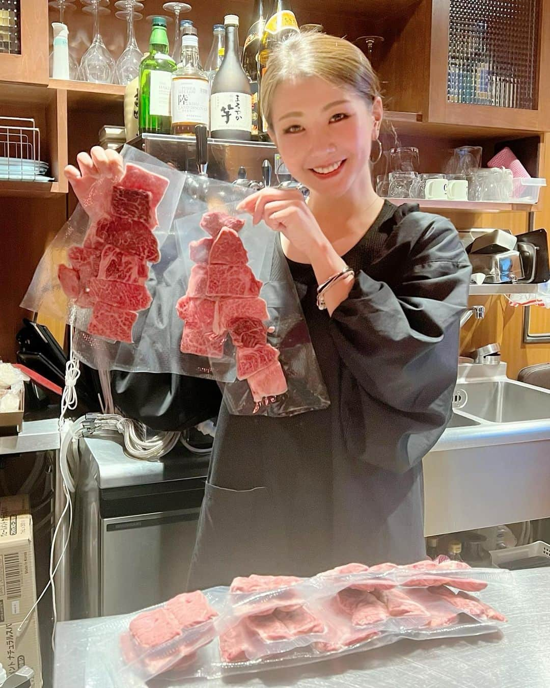 さゆりさんのインスタグラム写真 - (さゆりInstagram)「スナック焼肉匠さん🥩に来させて頂きましたぁ〜🤗  #焼肉なのにスナックなんです〜🤣 #しかも💕 #昭和女に嬉しい昭和歌謡が流れる流行りの昭和レトロなお店です〜🤣 #お酒キープならぬお肉キープ〜🤣 #西中島南方の北川景子さんな美人ママ💖 #ぱるこママが焼いてくれるお肉🥩 #リキッドフリーザー瞬間冷凍で美味しゅうございました〜😆 #1時間飲み放題だよ🎶って言われて飲むビールって最高に美味しいぼよですね😋 #1人焼肉女子にもぴったりなお店ぼよ💖 #18時台めちゃんこお得らしいです〜🌟 #スナックなので歌っちゃうの巻〜🤣 #かつみさゆり　#さゆり #PR #よしアド  #スナック焼肉匠  #昭和レトロ #キリンビール　#一番搾り #さて❓ #さゆりは一体誰のお歌🎶歌ってるでしょう❓ #正解は #聖子様 〜😍😍😍 #きゃ〜💕💕」10月25日 20時07分 - katsumisayuri_sayuri