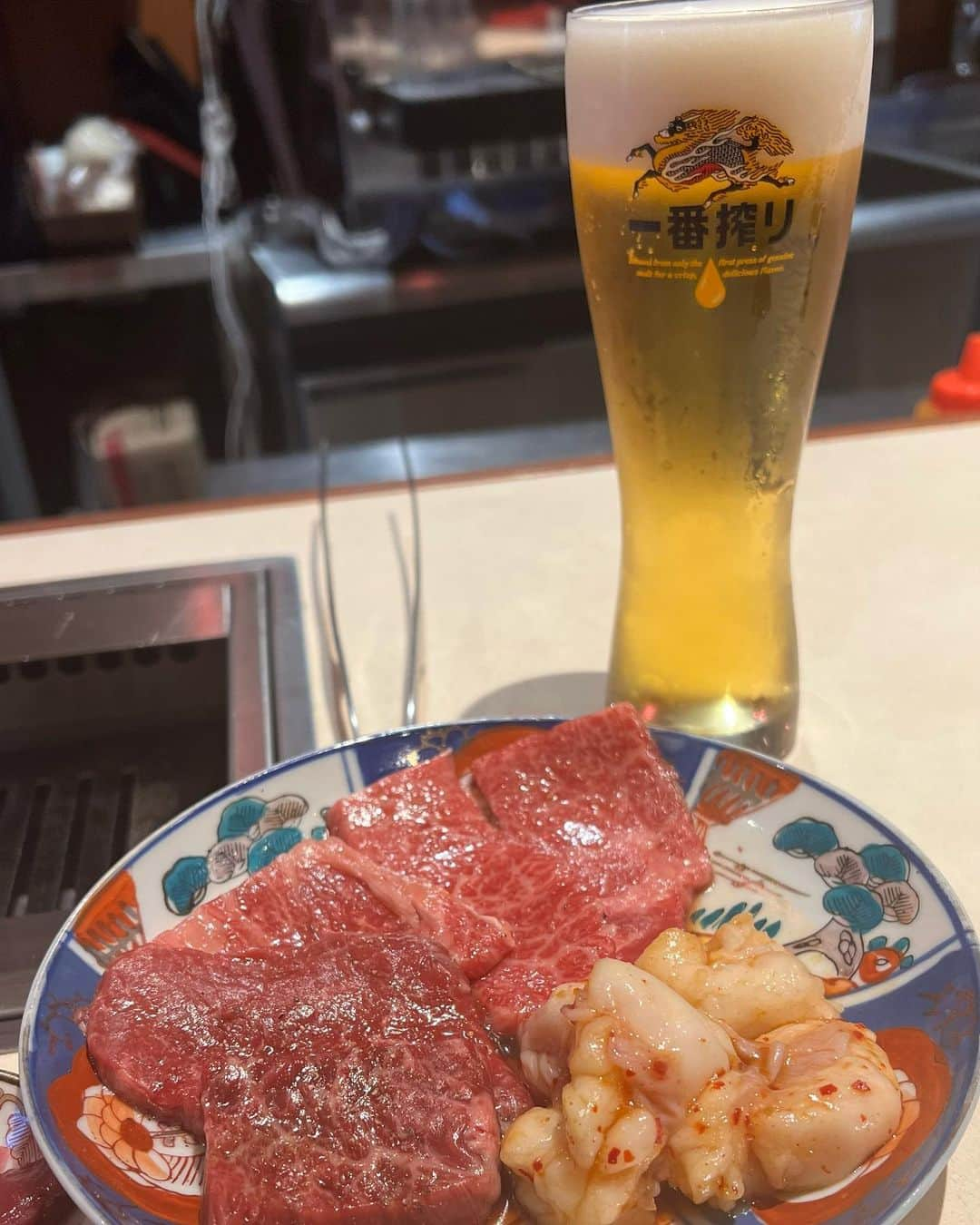 さゆりさんのインスタグラム写真 - (さゆりInstagram)「スナック焼肉匠さん🥩に来させて頂きましたぁ〜🤗  #焼肉なのにスナックなんです〜🤣 #しかも💕 #昭和女に嬉しい昭和歌謡が流れる流行りの昭和レトロなお店です〜🤣 #お酒キープならぬお肉キープ〜🤣 #西中島南方の北川景子さんな美人ママ💖 #ぱるこママが焼いてくれるお肉🥩 #リキッドフリーザー瞬間冷凍で美味しゅうございました〜😆 #1時間飲み放題だよ🎶って言われて飲むビールって最高に美味しいぼよですね😋 #1人焼肉女子にもぴったりなお店ぼよ💖 #18時台めちゃんこお得らしいです〜🌟 #スナックなので歌っちゃうの巻〜🤣 #かつみさゆり　#さゆり #PR #よしアド  #スナック焼肉匠  #昭和レトロ #キリンビール　#一番搾り #さて❓ #さゆりは一体誰のお歌🎶歌ってるでしょう❓ #正解は #聖子様 〜😍😍😍 #きゃ〜💕💕」10月25日 20時07分 - katsumisayuri_sayuri