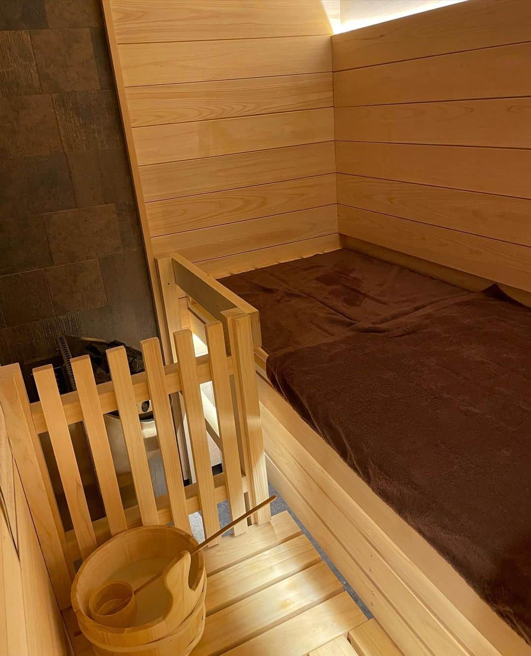 相良ましろさんのインスタグラム写真 - (相良ましろInstagram)「. 先日TRIBAL @private_sauna_suite_tribal さんへ行ってきたよ🌿🧖‍♀️  🔥サウナ室：100℃ 🔥15℃のオーバーヘッドシャワーあり、水風呂なし  オープンしたばかりのプライベートサウナ！ セルフロウリュのアロマの香りは数種類 から選べて、水風呂はなく冷水シャワー だったんだけど頭から浴びれるのがよかったな〜😳 コールマンのインフィニティチェアもととのうには最高だった👍 女性専用のパウダールームがあるから 100分でもゆっくりサウナに入れたよ😎 これ女性にはありがたい🙏  新宿駅から徒歩5分以内でアクセスよき◎ 仕事帰りとかに気軽に行けそう！ この日はダブルルームにしたんだけど 1人用のシングルルームもあったから 今度また利用しよ☺️  ととのいました！  あー投稿しててサウナ行きたくなってきた🧖‍♀️💦  . . #TRIBALサウナ #トライバルサウナ #都内サウナ #サウナ女子 #サウナイキタイ #サ活 #サ活女子 #サウナ好きな人と繋がりたい #サウナー #プライベートサウナ #ビキニ #水着美女 #グラビアアイドル #モデル #ショートヘア #ショートカット #ボブ #ビジョビ #女子力向上委員会 #女子力向上計画 #shorthair #cosplay #cosplayer #gravure #shortcut #shorthair #instagood #selfie #kawaiigirl #japanesegirl」10月25日 20時56分 - mashiro_sagara