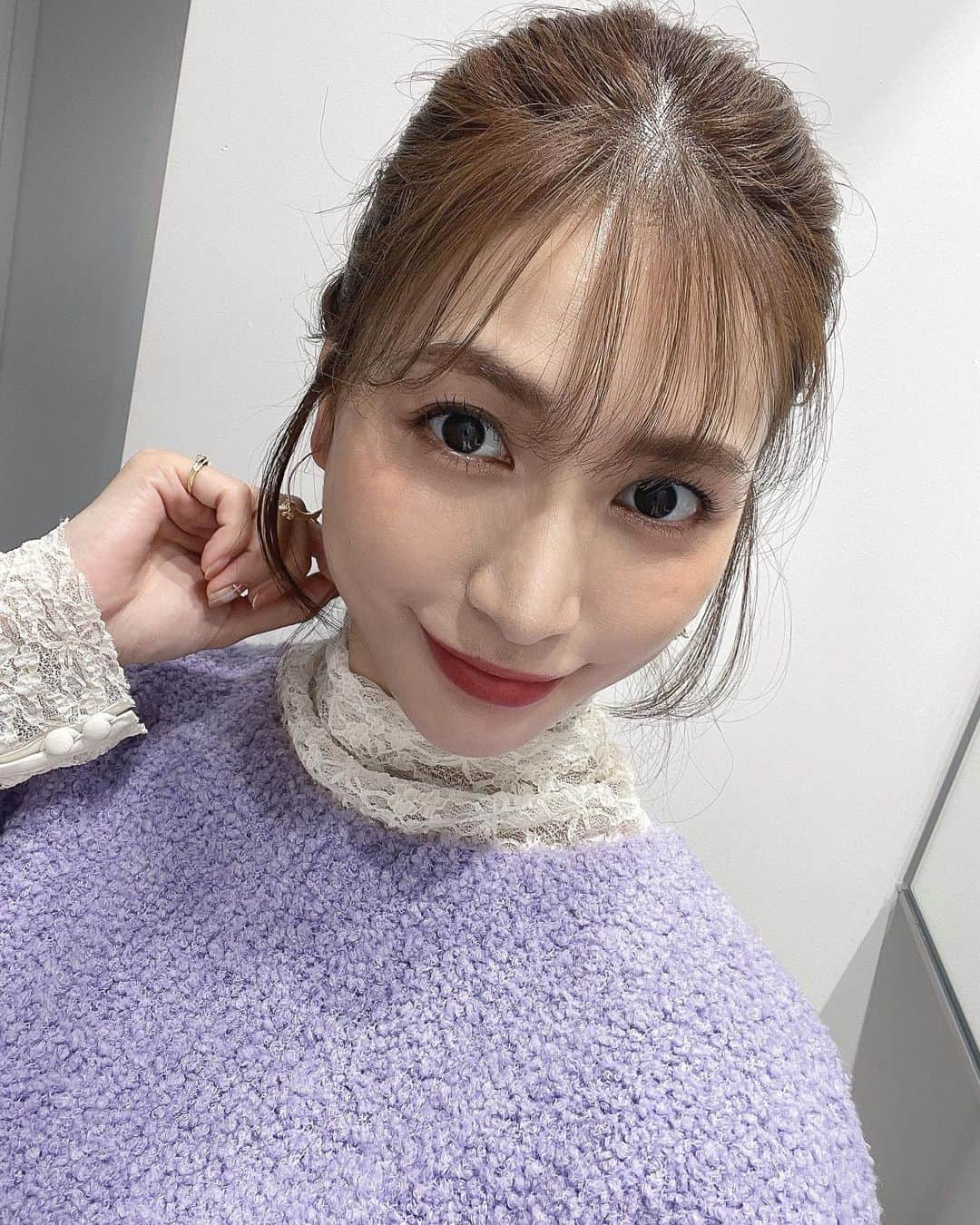 大島麻衣さんのインスタグラム写真 - (大島麻衣Instagram)「hair colorもいい感じだしポニーテールも好き😋💋 そして。ピアスが可愛すぎる🐶 大好きなパープルはラッキーカラー💜」10月25日 22時05分 - maioshima911