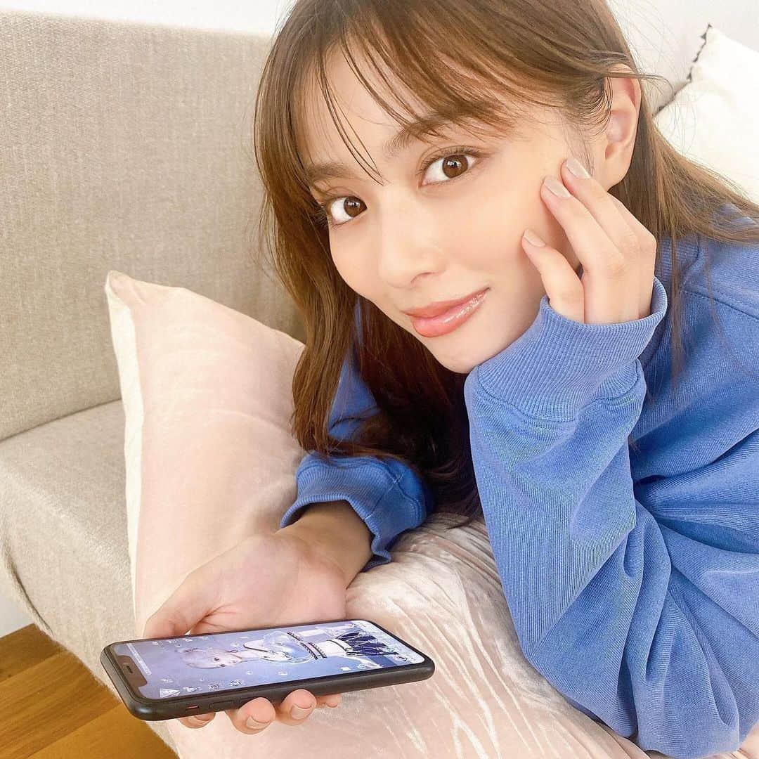 アール編集部さんのインスタグラム写真 - (アール編集部Instagram)「内田理央さんのリラックスタイムを激写🍑 寒い日にゆる〜っと過ごすお家時間のおともは…？？🪞🩰 内田理央さんも大絶賛！なとあるゲームの秘密は、arwebからチェック🍬💗  #arweb #armagazine  #内田理央 #女優 #モデル #可愛い女の子 #ゲーム #ゲーム女子 #おうち時間 #おうち時間を楽しむ #ファッション #メイク #部屋づくり #きらめきパラダイス」10月25日 22時37分 - ar_magazine