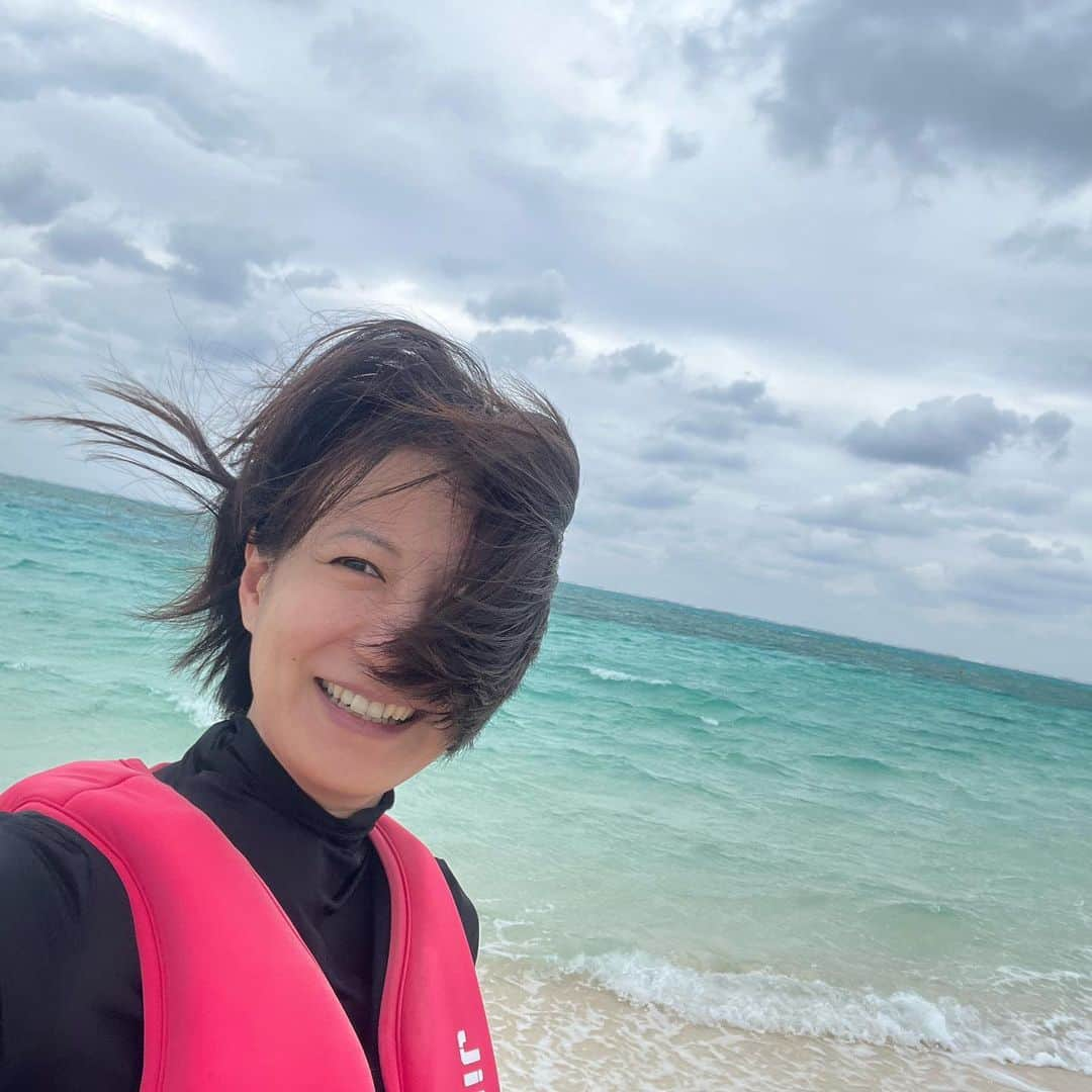 馬場典子さんのインスタグラム写真 - (馬場典子Instagram)「#久米島旅 つづき。 #はての浜 という白浜だけの小さな島。 この日だけ、ずっと曇天… そして強風。しかも北風。なのでめちゃ寒（笑） それでも、海はこんなに青くって。 ヤドカリさんと戯れたり、帰りはウミガメにも会えたり。  #馬場典子 #ばばちゃんネル」10月25日 23時14分 - baba_channel