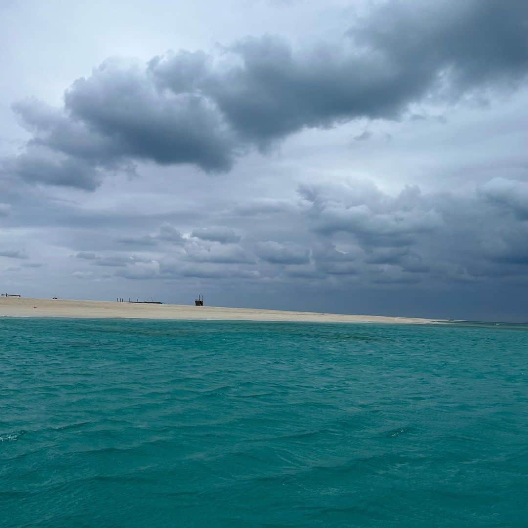 馬場典子さんのインスタグラム写真 - (馬場典子Instagram)「#久米島旅 つづき。 #はての浜 という白浜だけの小さな島。 この日だけ、ずっと曇天… そして強風。しかも北風。なのでめちゃ寒（笑） それでも、海はこんなに青くって。 ヤドカリさんと戯れたり、帰りはウミガメにも会えたり。  #馬場典子 #ばばちゃんネル」10月25日 23時14分 - baba_channel