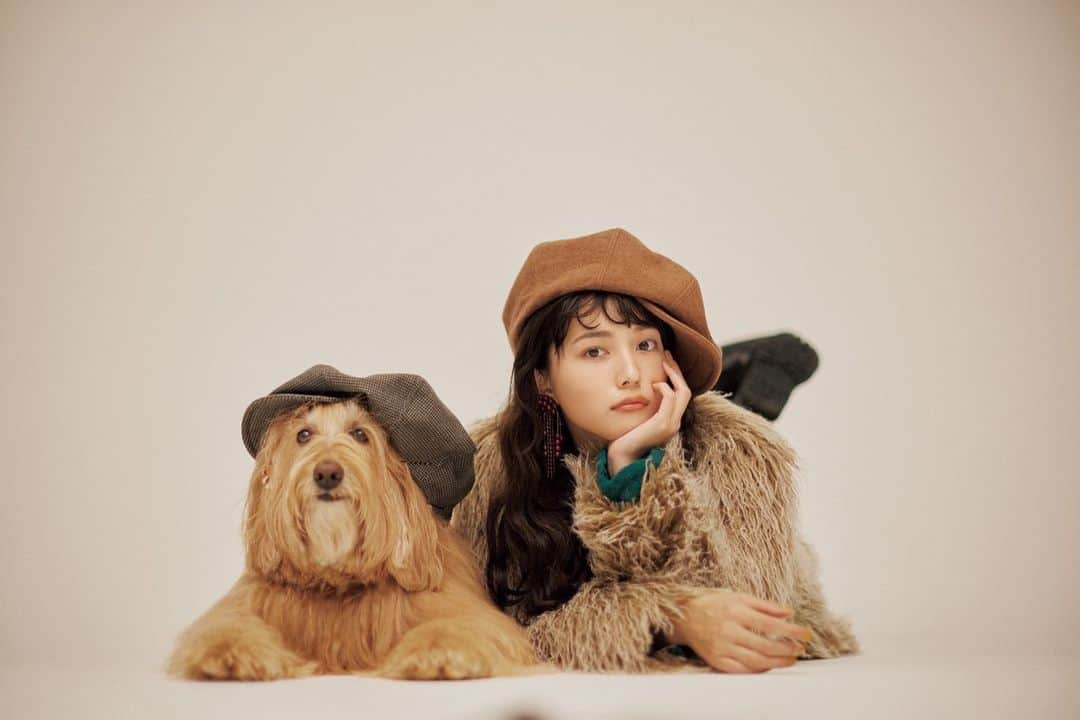 川口春奈さんのインスタグラム写真 - (川口春奈Instagram)「GINGER12月号「WAN for ALL！」🐶 可愛すぎるジョイグレースと。あーんたまらん💚」10月26日 8時35分 - haruna_kawaguchi_official