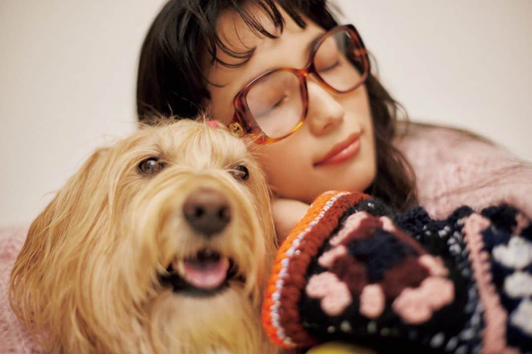 川口春奈さんのインスタグラム写真 - (川口春奈Instagram)「GINGER12月号「WAN for ALL！」🐶 可愛すぎるジョイグレースと。あーんたまらん💚」10月26日 8時35分 - haruna_kawaguchi_official