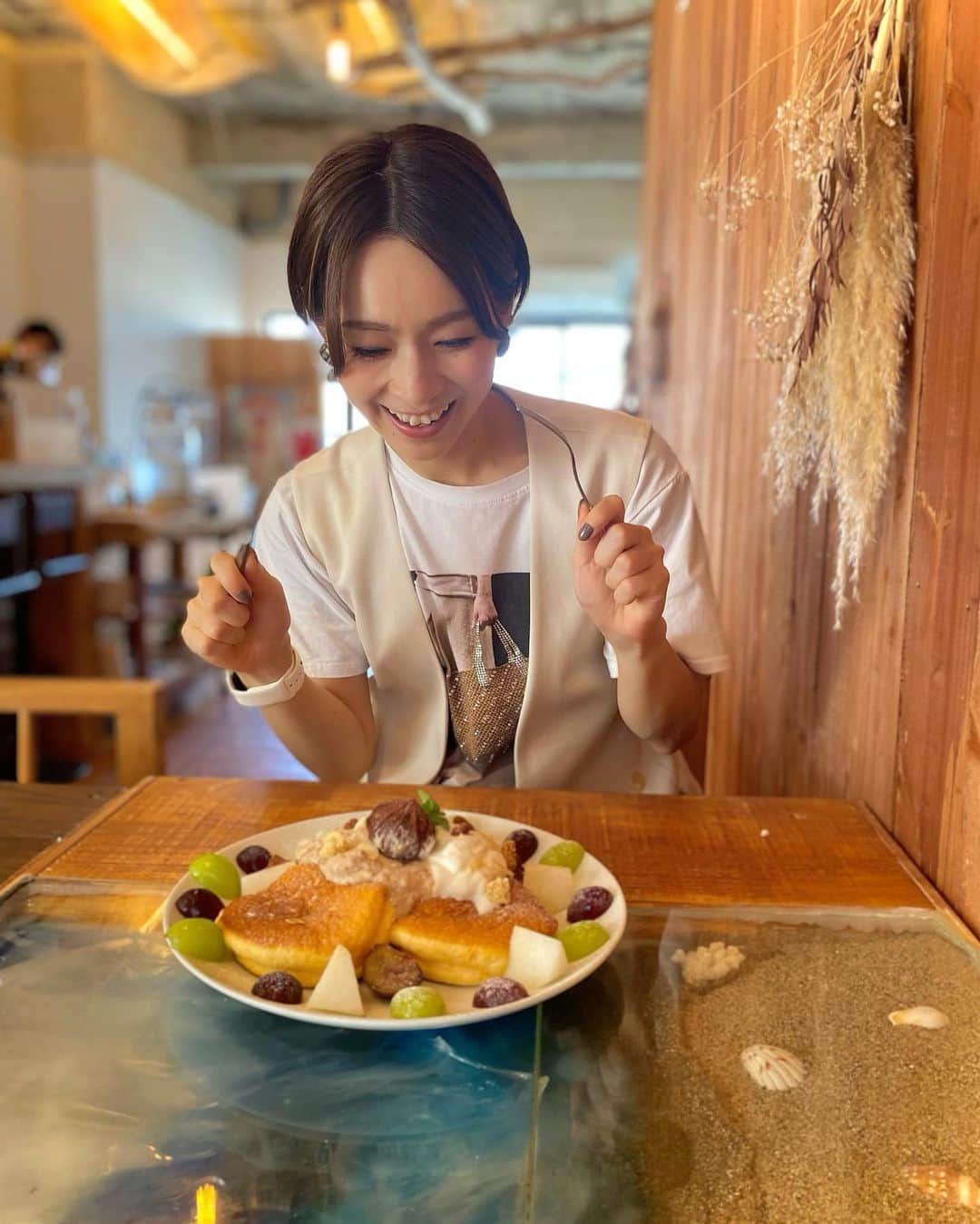 酒井瞳さんのインスタグラム写真 - (酒井瞳Instagram)「#串間 行ったら絶対食べよう🤤✌️  @nalu_cafe_ さん💛🌈  季節のパンケーキも楽しみ🤤  見た目でも満足させてくれる可愛さに  ふわふわスフレ感の美味しさ  そして卵感がとっても濃い😳✨  今回はモンブランで栗のソースと合わせて一瞬で食べてしまいました。。  美味しすぎたっっ⭐️😍  大阪から移住してきたご夫婦が営む素敵なカフェ💛❤️ また行きたいな〜🙏  おすすめです☺️  #宮崎 #宮崎グルメ #宮崎カフェ #串間市 #串間カフェ #串間グルメ #パンケーキ #🥞 #カフェ #cafe #スイーツ #甘党 #sweets #幸せ #おすすめ #栗 #モンブラン」10月26日 9時21分 - s.sakaihitomi