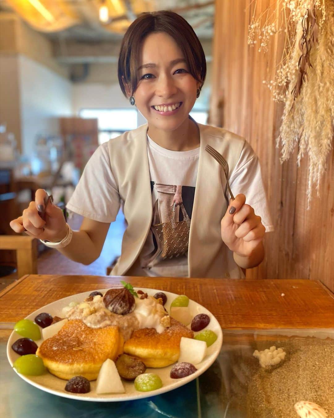酒井瞳さんのインスタグラム写真 - (酒井瞳Instagram)「#串間 行ったら絶対食べよう🤤✌️  @nalu_cafe_ さん💛🌈  季節のパンケーキも楽しみ🤤  見た目でも満足させてくれる可愛さに  ふわふわスフレ感の美味しさ  そして卵感がとっても濃い😳✨  今回はモンブランで栗のソースと合わせて一瞬で食べてしまいました。。  美味しすぎたっっ⭐️😍  大阪から移住してきたご夫婦が営む素敵なカフェ💛❤️ また行きたいな〜🙏  おすすめです☺️  #宮崎 #宮崎グルメ #宮崎カフェ #串間市 #串間カフェ #串間グルメ #パンケーキ #🥞 #カフェ #cafe #スイーツ #甘党 #sweets #幸せ #おすすめ #栗 #モンブラン」10月26日 9時21分 - s.sakaihitomi