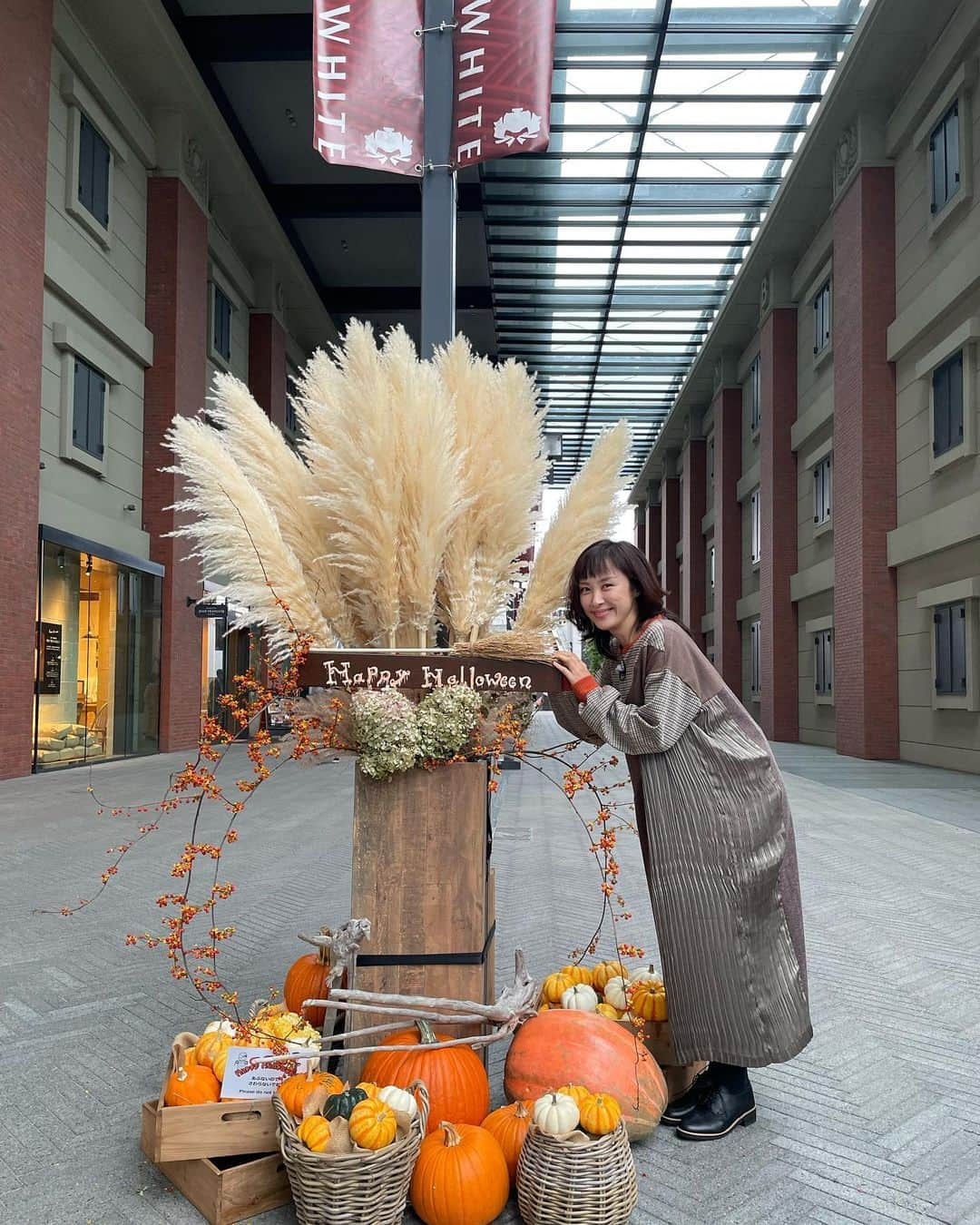 山口もえさんのインスタグラム写真 - (山口もえInstagram)「・  ハッピーハロウィ〜ン🎃 オバケのつもり👻 仮装なしだと 怪獣にしか見えない残念な人…笑  #tv #happyhalloween  #ハロウィン#🎃 #横浜 #怪獣じゃないよ #オバケだよ」10月26日 13時03分 - moe_yamaguchi0611