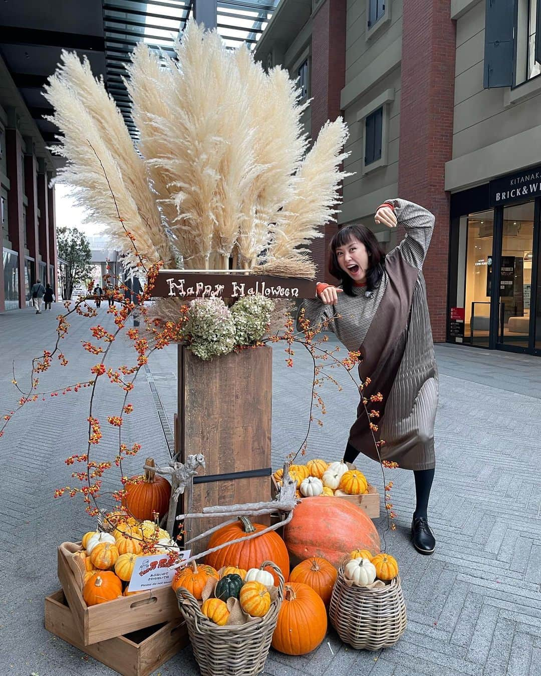 山口もえさんのインスタグラム写真 - (山口もえInstagram)「・  ハッピーハロウィ〜ン🎃 オバケのつもり👻 仮装なしだと 怪獣にしか見えない残念な人…笑  #tv #happyhalloween  #ハロウィン#🎃 #横浜 #怪獣じゃないよ #オバケだよ」10月26日 13時03分 - moe_yamaguchi0611