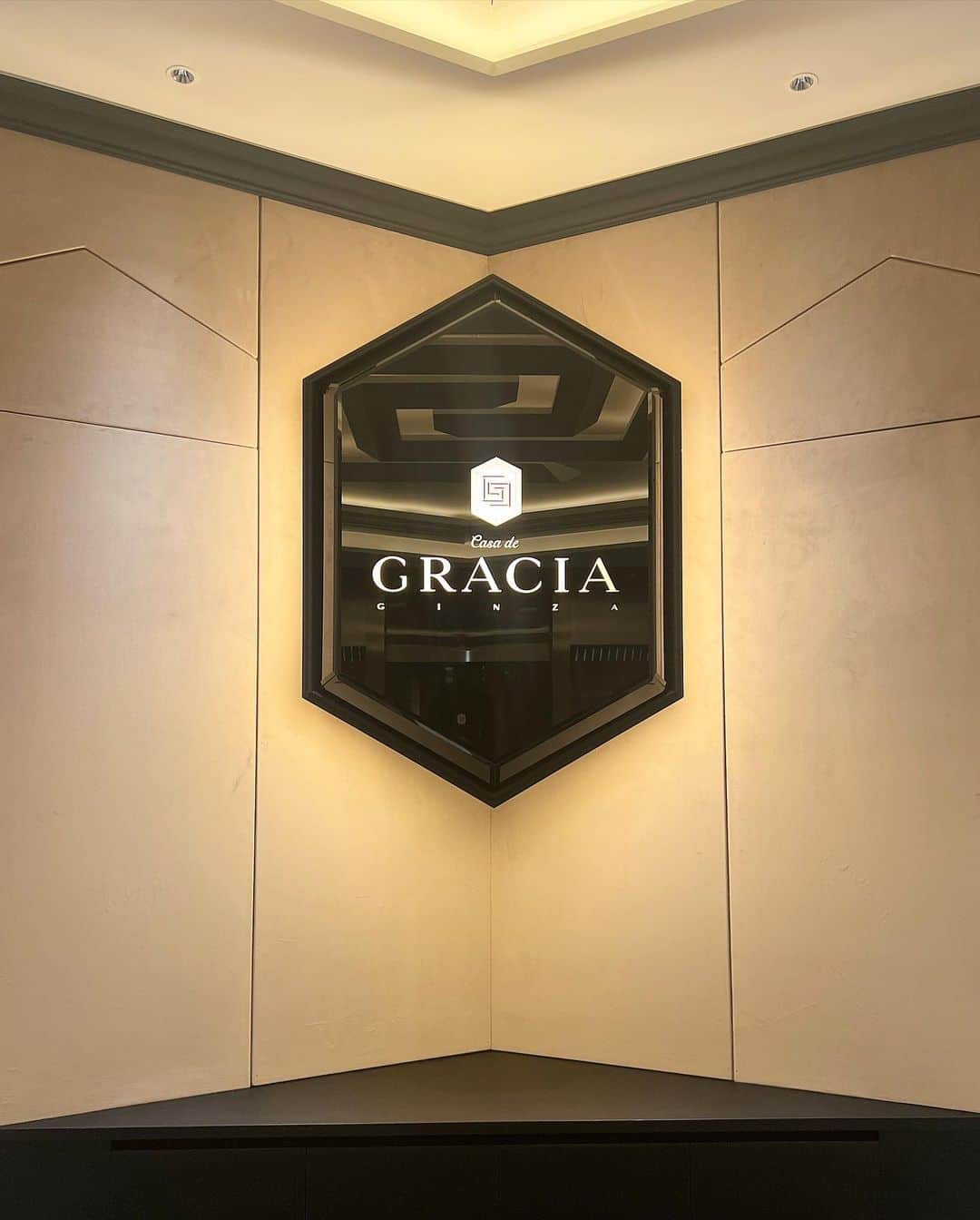 カレンさんのインスタグラム写真 - (カレンInstagram)「先日、美容クリニック 【 @casa.de.gracia_ginza 】が 無事GRAND OPENして、 二週間が経ちました！🏥😆✨  樋口先生 @dr_guccy の福岡院から 今回、銀座院がオープンとなりました🏥🎉  美肌ケアの美容皮膚科メニューはもちろん、 樋口先生が得意とされる施術で 脂肪吸引がとっても大人気です😆！ これからの季節は肌が隠せるから ダウンタイムも過ごしやすく安心です☺️✨  HPからウェブ予約、 メニューをご覧いただけます🕊 https://casa-de-gracia.com ストーリーからも飛べますので 是非ご覧ください🏥🌼 お待ちしております✨  YouTubeでもクリニックのチャンネルから 様々な情報を発信していくので 気になる事なのあればコメントに 宜しくお願いします💎✨  #美容クリニック #美容 #銀座 #美容整形 #美容外科 #beauty #美肌 #ダイエット #スキンケア #アンチエイジング #小顔  #美意識  #clinic」10月26日 13時35分 - cjd_karen