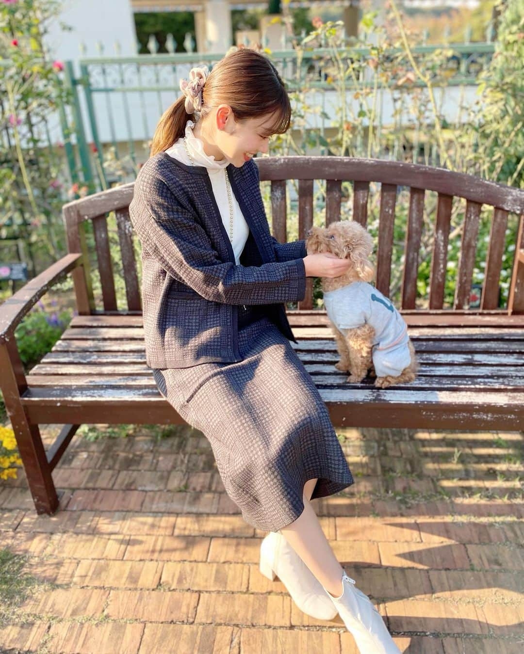 小山ひかるさんのインスタグラム写真 - (小山ひかるInstagram)「#coordinate   チェックニットのセットアップ @edist.closet   今#edistcloset では 初月無料キャンペーン中だよん❤️  クーポンコードを使用して 入会した皆様にも エディスポイント1000pプレゼント🎁 ⚠︎期限2022年12月31日 ・クーポンコード　2210hiiikaaaruu  色んなサブスクって今あるけど 洋服のサブスクがあるって めちゃくちゃ良いよね🥰  カジュアルな洋服から綺麗めまで 色々揃ってて普段自分が 着ない様な服も選びやすいし とってもいいなと思った✨  インナー　ブーツは @gu_global   それにしても2枚目の写真 ロンかわいすぎ😭💓 . . #エディストクローゼット  #エディストクローゼットコーデ  #edistcloset  #edistclosetコーデ」10月26日 19時35分 - hikaru_kym