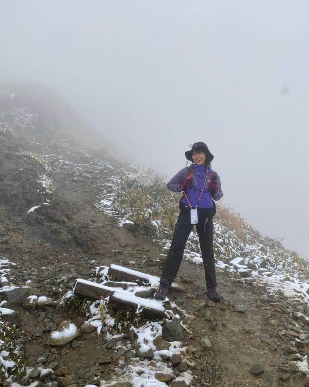 三原勇希さんのインスタグラム写真 - (三原勇希Instagram)「#谷川岳 頂上付近になると、同じ日の同じ山とは思えない雪景色🌨❄️☃️冬先取り❤︎  リフｧは足場選びが上手なので、下りはいつもリファが先。私はリフｧが歩いた道を真似するだけなのに、毎回私だけ集中力なくしてすっ転ぶ😂   登山は行き帰りも含めていっぱい話す時間があっていいね🥰みなかみで温泉入って帰りました。最高の一日！ with @rihwa_official 🥰」10月26日 21時05分 - yuukimeehaa