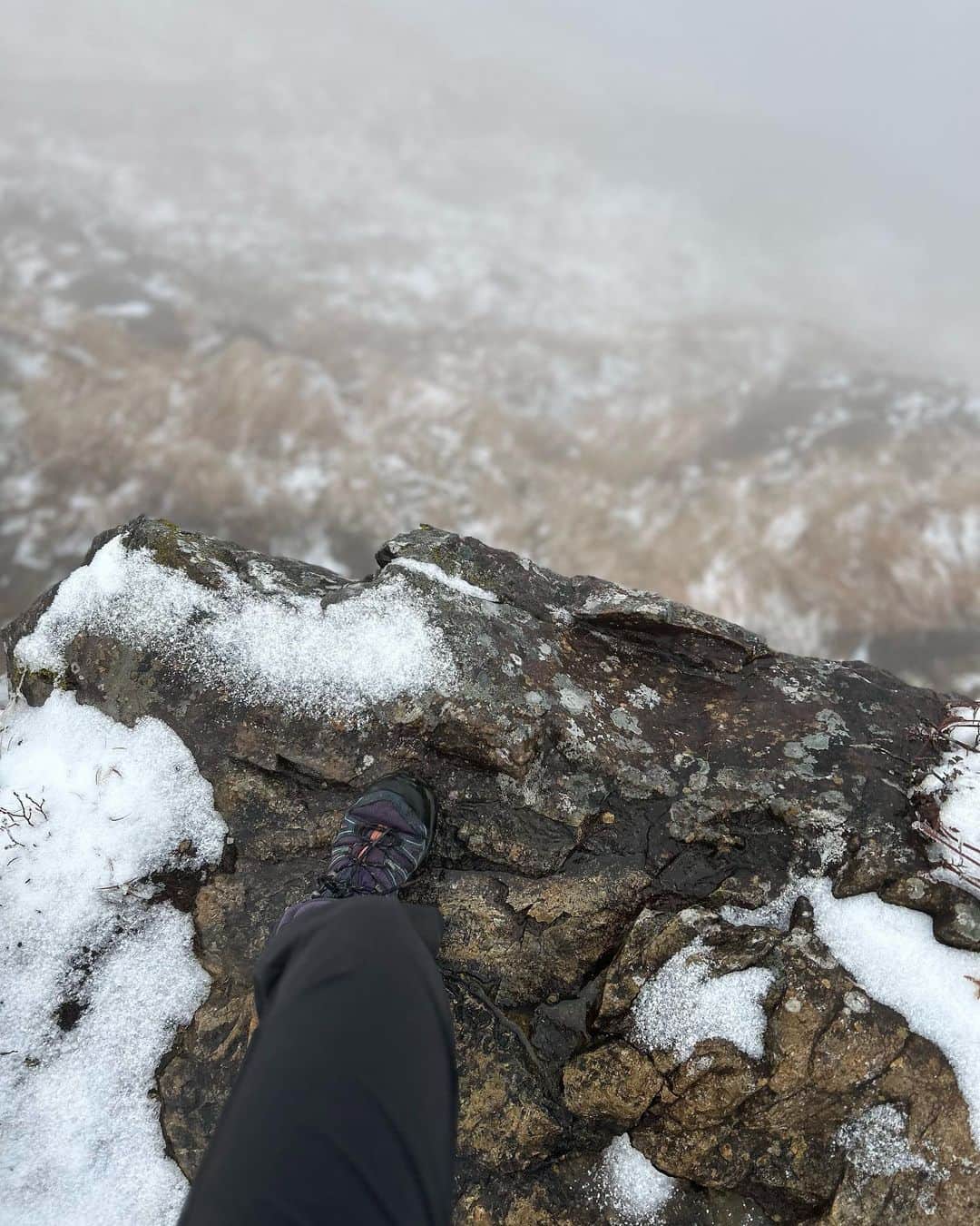 三原勇希さんのインスタグラム写真 - (三原勇希Instagram)「#谷川岳 頂上付近になると、同じ日の同じ山とは思えない雪景色🌨❄️☃️冬先取り❤︎  リフｧは足場選びが上手なので、下りはいつもリファが先。私はリフｧが歩いた道を真似するだけなのに、毎回私だけ集中力なくしてすっ転ぶ😂   登山は行き帰りも含めていっぱい話す時間があっていいね🥰みなかみで温泉入って帰りました。最高の一日！ with @rihwa_official 🥰」10月26日 21時05分 - yuukimeehaa