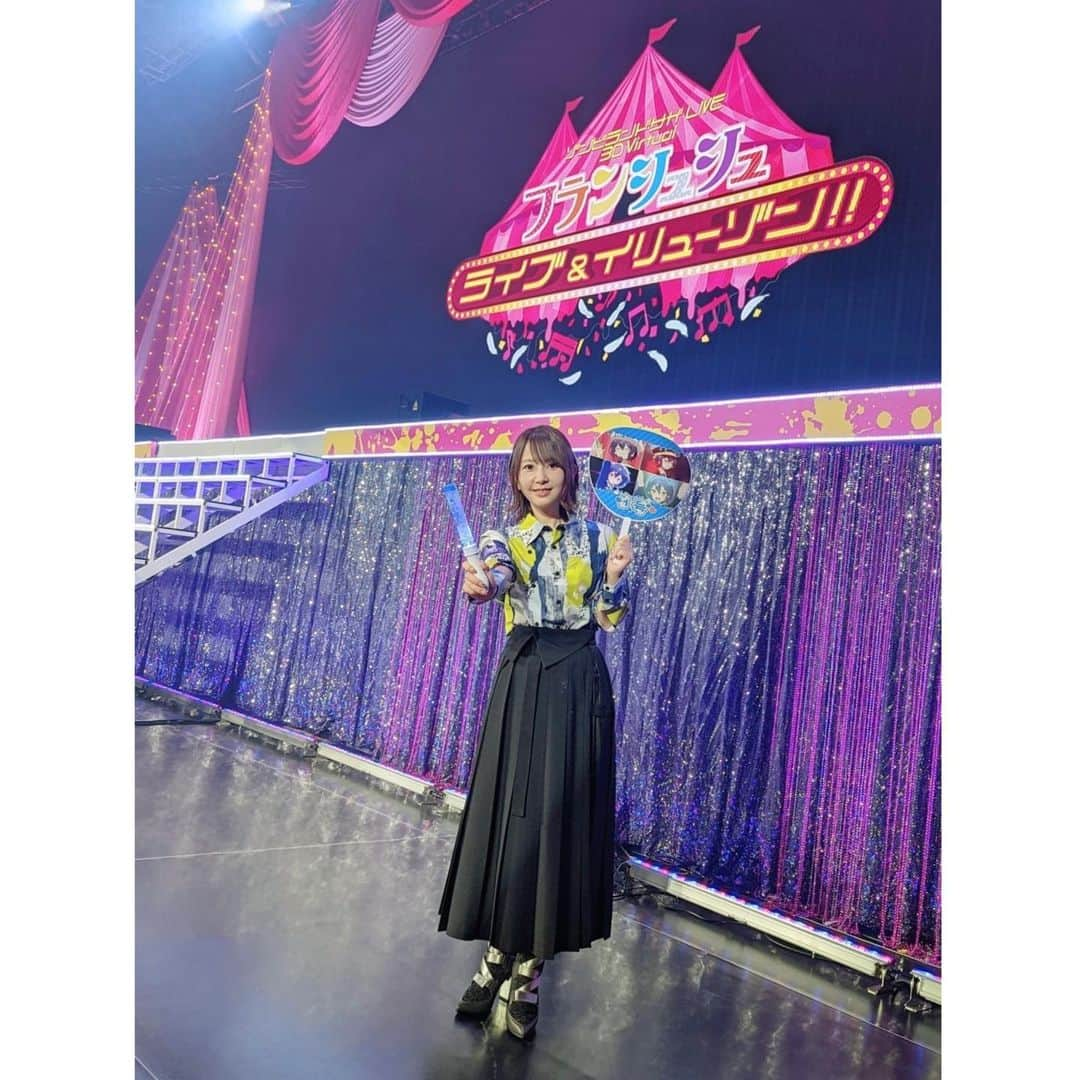 種田梨沙さんのインスタグラム写真 - (種田梨沙Instagram)「🧟  ゾンビランドサガLIVE 〜3D Virtual フランシュシュライブ＆イリューゾン‼︎ 〜  ご来場＆ご視聴くださった皆様！ ありがとうございました✨  キャラクター達が歌い舞い踊る、 フランシュシュとしては初のヴァーチャル３Ｄライブ。  本編のライブパートを 私たちも会場で生で見させて貰ったのですが キャラクター達が、フランシュシュが、 そこに確かに存在していて思わず感極まってしまいました。  あんな難しかったダンスもゾンビやけん、 息をきらせず連続で踊れるんや…すごか…！  客席から見るフランシュシュ本当に新鮮だったし 今後のモチベーションを沢山分けてもらいました！！  あと 気づいてくれた方も多かったと思うんだけど 歌声に関しても制作陣のこだわりがつまっていて、 ライブならではの臨場感がＣＤより増していてすごかったんです！ 何よりも現地ならではの音圧が最高に心地よくて、 これは会場で見た人だけの特権だなーって思いました♪  配信は表情とか細かいＭＣの演出とかが じっくり見れるので、どっちも併せて見たくなっちゃうね♡  ＭＣはほんと…新境地というか…特に愛ちゃんが ライブ中でしか見れないキャラクターの一面盛り沢山で 演じながら「？？？？」ってなる感覚がゾンビランドサガだなぁと 久々に感じられるアフレコで、非常に楽しかったです！笑  ６人で集まれたのも久々で嬉しかったー！ まりあちゃんとも久々に会えて佐賀県の話が出来たし、 関係者席で応援してくれたゾンビランドサガファミリーの皆さまがいたり 今回のライブを支えてくれたスタッフの皆様と こうしてまた一緒にお仕事が出来たのも光栄だったし…  すごくすごく楽しかったので、 また三石さんも含めて集まれる機会とか イベントもやってほしいなって思っちゃいました🥺  またバーチャルでもリアルでもライブやってほしいし！ 佐賀県にも行きたいし！ まだまだ叶えたい夢いっぱいです。  劇場版が本格始動する前の期間にも 色々やっちゃいましょうよ、ねえ偉い人ー！？  と言うだけならタダなので、ここで夢語っておきます★ （会場でも好き放題語ってきましたけど笑)  皆さんの夢も聞かせてください！  ゾンビランドサガとフランシュシュと佐賀県を どうぞこれからも応援よろしくお願いいたします！！  #ツーショットはまた別の投稿で #佐賀 #ゾンビランドサガ #幕張も佐賀 #永遠不滅 #フランシュシュ #お前もすでにフランシュシュ #命の叫びを精一杯に唄おうぜ」10月26日 21時06分 - tane_da_dayo