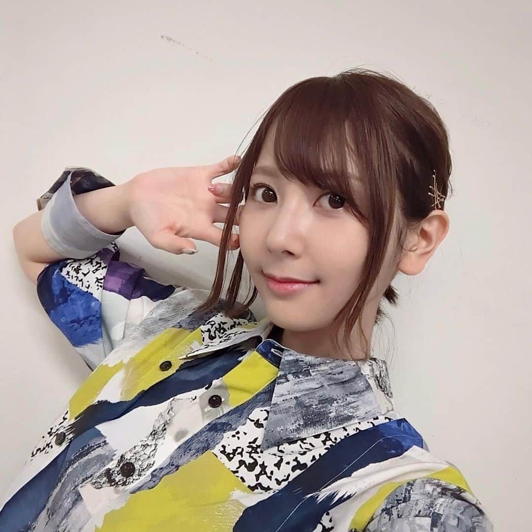 種田梨沙さんのインスタグラム写真 - (種田梨沙Instagram)「🧟  ゾンビランドサガLIVE 〜3D Virtual フランシュシュライブ＆イリューゾン‼︎ 〜  ご来場＆ご視聴くださった皆様！ ありがとうございました✨  キャラクター達が歌い舞い踊る、 フランシュシュとしては初のヴァーチャル３Ｄライブ。  本編のライブパートを 私たちも会場で生で見させて貰ったのですが キャラクター達が、フランシュシュが、 そこに確かに存在していて思わず感極まってしまいました。  あんな難しかったダンスもゾンビやけん、 息をきらせず連続で踊れるんや…すごか…！  客席から見るフランシュシュ本当に新鮮だったし 今後のモチベーションを沢山分けてもらいました！！  あと 気づいてくれた方も多かったと思うんだけど 歌声に関しても制作陣のこだわりがつまっていて、 ライブならではの臨場感がＣＤより増していてすごかったんです！ 何よりも現地ならではの音圧が最高に心地よくて、 これは会場で見た人だけの特権だなーって思いました♪  配信は表情とか細かいＭＣの演出とかが じっくり見れるので、どっちも併せて見たくなっちゃうね♡  ＭＣはほんと…新境地というか…特に愛ちゃんが ライブ中でしか見れないキャラクターの一面盛り沢山で 演じながら「？？？？」ってなる感覚がゾンビランドサガだなぁと 久々に感じられるアフレコで、非常に楽しかったです！笑  ６人で集まれたのも久々で嬉しかったー！ まりあちゃんとも久々に会えて佐賀県の話が出来たし、 関係者席で応援してくれたゾンビランドサガファミリーの皆さまがいたり 今回のライブを支えてくれたスタッフの皆様と こうしてまた一緒にお仕事が出来たのも光栄だったし…  すごくすごく楽しかったので、 また三石さんも含めて集まれる機会とか イベントもやってほしいなって思っちゃいました🥺  またバーチャルでもリアルでもライブやってほしいし！ 佐賀県にも行きたいし！ まだまだ叶えたい夢いっぱいです。  劇場版が本格始動する前の期間にも 色々やっちゃいましょうよ、ねえ偉い人ー！？  と言うだけならタダなので、ここで夢語っておきます★ （会場でも好き放題語ってきましたけど笑)  皆さんの夢も聞かせてください！  ゾンビランドサガとフランシュシュと佐賀県を どうぞこれからも応援よろしくお願いいたします！！  #ツーショットはまた別の投稿で #佐賀 #ゾンビランドサガ #幕張も佐賀 #永遠不滅 #フランシュシュ #お前もすでにフランシュシュ #命の叫びを精一杯に唄おうぜ」10月26日 21時06分 - tane_da_dayo