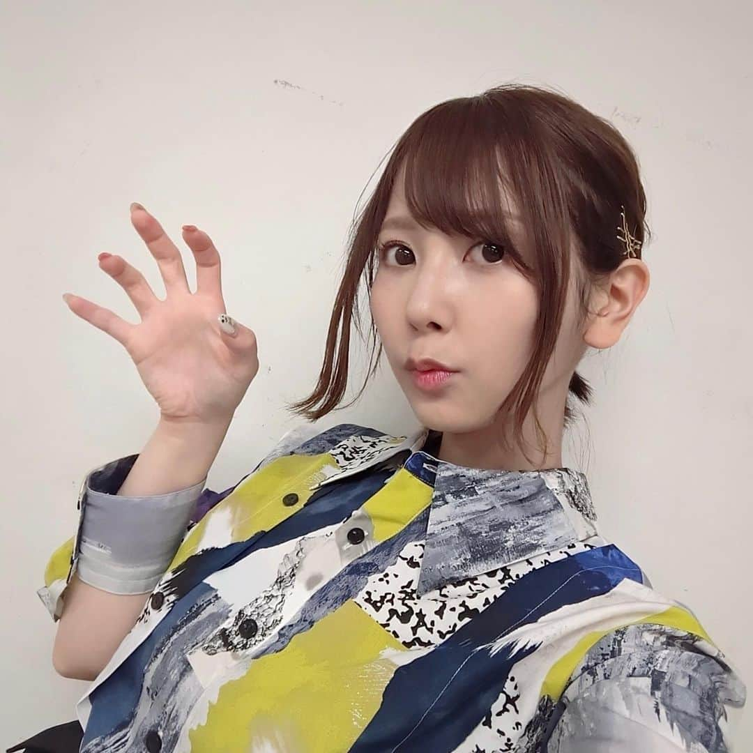 種田梨沙さんのインスタグラム写真 - (種田梨沙Instagram)「🧟  ゾンビランドサガLIVE 〜3D Virtual フランシュシュライブ＆イリューゾン‼︎ 〜  ご来場＆ご視聴くださった皆様！ ありがとうございました✨  キャラクター達が歌い舞い踊る、 フランシュシュとしては初のヴァーチャル３Ｄライブ。  本編のライブパートを 私たちも会場で生で見させて貰ったのですが キャラクター達が、フランシュシュが、 そこに確かに存在していて思わず感極まってしまいました。  あんな難しかったダンスもゾンビやけん、 息をきらせず連続で踊れるんや…すごか…！  客席から見るフランシュシュ本当に新鮮だったし 今後のモチベーションを沢山分けてもらいました！！  あと 気づいてくれた方も多かったと思うんだけど 歌声に関しても制作陣のこだわりがつまっていて、 ライブならではの臨場感がＣＤより増していてすごかったんです！ 何よりも現地ならではの音圧が最高に心地よくて、 これは会場で見た人だけの特権だなーって思いました♪  配信は表情とか細かいＭＣの演出とかが じっくり見れるので、どっちも併せて見たくなっちゃうね♡  ＭＣはほんと…新境地というか…特に愛ちゃんが ライブ中でしか見れないキャラクターの一面盛り沢山で 演じながら「？？？？」ってなる感覚がゾンビランドサガだなぁと 久々に感じられるアフレコで、非常に楽しかったです！笑  ６人で集まれたのも久々で嬉しかったー！ まりあちゃんとも久々に会えて佐賀県の話が出来たし、 関係者席で応援してくれたゾンビランドサガファミリーの皆さまがいたり 今回のライブを支えてくれたスタッフの皆様と こうしてまた一緒にお仕事が出来たのも光栄だったし…  すごくすごく楽しかったので、 また三石さんも含めて集まれる機会とか イベントもやってほしいなって思っちゃいました🥺  またバーチャルでもリアルでもライブやってほしいし！ 佐賀県にも行きたいし！ まだまだ叶えたい夢いっぱいです。  劇場版が本格始動する前の期間にも 色々やっちゃいましょうよ、ねえ偉い人ー！？  と言うだけならタダなので、ここで夢語っておきます★ （会場でも好き放題語ってきましたけど笑)  皆さんの夢も聞かせてください！  ゾンビランドサガとフランシュシュと佐賀県を どうぞこれからも応援よろしくお願いいたします！！  #ツーショットはまた別の投稿で #佐賀 #ゾンビランドサガ #幕張も佐賀 #永遠不滅 #フランシュシュ #お前もすでにフランシュシュ #命の叫びを精一杯に唄おうぜ」10月26日 21時06分 - tane_da_dayo