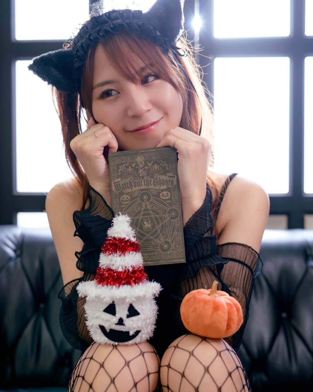 五十川ちほさんのインスタグラム写真 - (五十川ちほInstagram)「黒猫ちゃん🐈‍⬛ . 髪切っちゃったけどこの前のデータアップしていこーっと🫶🖤 . . 📣11/20空けててほしい📸！！ . . . #portraitmodel  #portrait_shot #portraitmood #japan_of_insta #japanesegirl #japanesemodel #modellife #catlovers #gridgirls #racequeen #whitedress #cosplaygirl #roundgirl #ringgirl #RIZINガール  #비키니 #비키니걸  #撮影会モデル #撮影会 #コスプレ #水着  #ぷにぷに #レースクイーン #ラウンドガール  #白猫 #sheinコーデ #五十川ちほ」10月26日 21時33分 - chiho1128_i