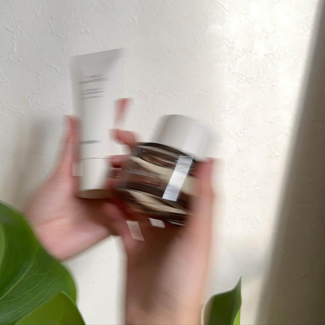 松元環季さんのインスタグラム写真 - (松元環季Instagram)「“My Allure Space”   @hince_official_jp からオードゥパルファムとハンドバームが誕生。  たまきは04のTHE SHIRTSの香り。BLACK PEPPER, BLACK TEA, CEDARWOODなどのスパイスの効いた香り。ウッド系の香りがすごく高級感を出してくれるから、部屋のアロマとしても吹きかけて使ってるよ！高い海外のホテルの匂いするからおすすめ笑笑  #hince #ヒンス#myallurespace #theshirts #lifestyle #fahsion #ootd #pinterest #pinterestinspired」10月26日 22時49分 - tamaki__matsumoto
