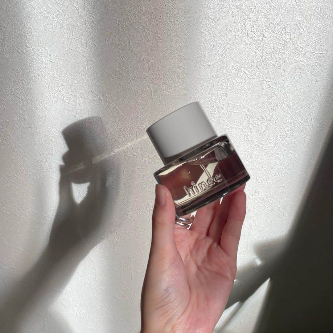松元環季さんのインスタグラム写真 - (松元環季Instagram)「“My Allure Space”   @hince_official_jp からオードゥパルファムとハンドバームが誕生。  たまきは04のTHE SHIRTSの香り。BLACK PEPPER, BLACK TEA, CEDARWOODなどのスパイスの効いた香り。ウッド系の香りがすごく高級感を出してくれるから、部屋のアロマとしても吹きかけて使ってるよ！高い海外のホテルの匂いするからおすすめ笑笑  #hince #ヒンス#myallurespace #theshirts #lifestyle #fahsion #ootd #pinterest #pinterestinspired」10月26日 22時49分 - tamaki__matsumoto