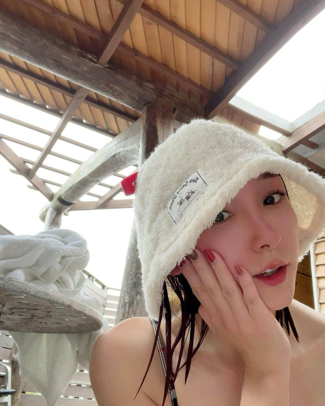 加護亜依さんのインスタグラム写真 - (加護亜依Instagram)「ととのい顔、失礼致します。 先日から再開しておりますサウナ活動🧖‍♀️💕  この日は館山の　@sea.sauna.shack へ朝イチで入ってきました☺️💕 ここのサウナは何度来ても素晴らしい。。。 天国の水風呂も最高過ぎて🥺 リフレッシュ出来ました❗️  私は汗をかくことが大好きです。 女性は特に身体を温める事が大事ですしね。 温活ってとっても素晴らしい🤲  来週はまた、始めましてのサウナへ行くので、そちらも楽しみです❣️  みんなもリフレッシュしながら 今年の後半戦も元気で過ごそうね💪🏻  #ととのい #サウナ女子　#サウナ　#シーサウナシャック #sauna #サ活」10月27日 13時54分 - ai.1988kg