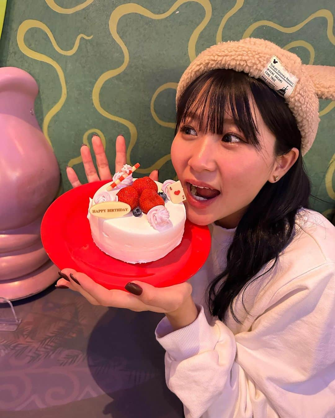 いちえ（夜のひと笑い）さんのインスタグラム写真 - (いちえ（夜のひと笑い）Instagram)「今日で23歳になりました〜！  昨日さ、22歳の一年振り返っててんけど、この一年はしんどい事いっぱいあったなぁ〜。て思いました。 22歳なってすぐ炎上して、鬱みたいなんなって何もしてないのに勝手に涙出てきたり、ファンの子からの「 待ってるね 」の言葉に、早く元に戻らないと！と思い逆にプレッシャーに感じてしまったりと。訳のわからないことになっていました😂今は元気やけど✌🏻 でもその時はほんっとうにしんどくて もう疲れたなぁと思ってた。 朝起きるとまずアンチが来てないかの確認。「 いちえ朝起きてアンチ確認する為に生まれてきたんじゃないのになー。何してんのかな 」と思って死にたいなぁとかも思ってしまったり。 でも、今思うとあんなクソみたいな、人の悪口しか言われへん奴なんかの為に死なんでよかった！って心の底から思う！！ 23歳なれてよかった！みんなに会えて良かったって心の底から思います🌼  やっぱりこの職業は、家族、友達、事務所の方々、何よりファンの方々がいないと成り立たない職業です。 本当にいつもありがとうございます😭 自分の誕生日よりいちえの誕生日の方がワクワクしてるみんなの事が心の底から大好き！！！！！ 23歳もみんなといっぱい思い出作りたい！！！今日もいっぱいお祝いしてくれてありがとう🤩これからもずっといちえの事推してね🫶🏻♥️」10月27日 17時17分 - hnkichie27