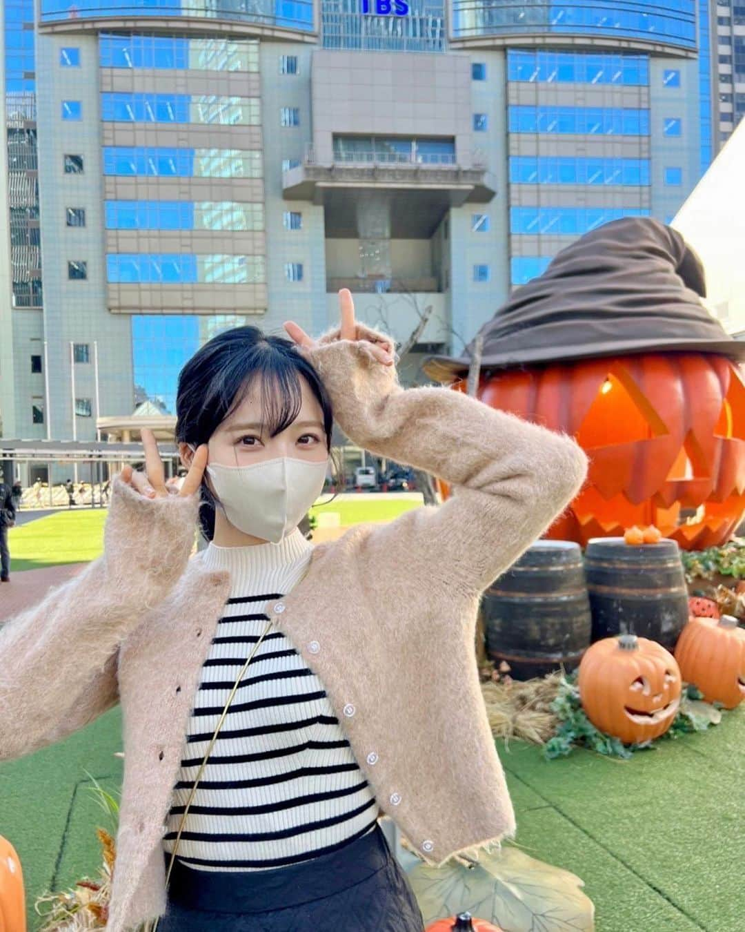 小栗有以さんのインスタグラム写真 - (小栗有以Instagram)「もうすぐハロウィンだあ~🎃🖤  TBS前に大きなカボチャがあったので…📸✨  #ハロウィン #カボチャ #TBS」10月27日 17時59分 - yuioguri_1226