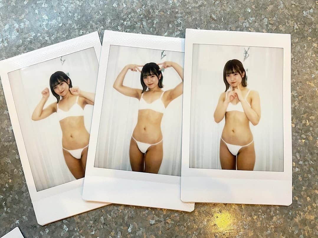 香月杏珠さんのインスタグラム写真 - (香月杏珠Instagram)「・ ・ ・ 新作DVDのお気に入りチェキたち🤍🫧  この画像の中のチェキたちお迎え出来た人いたりするかな😳❔❔  どのチェキも心込めてサイン描いてるからみんなの手元に沢山届きますよーにっ❕🫶✨✨   #グラビア  #グラドル  #グラビアアイドル   #グラドル自画撮り部   #グラドル自撮り部   #チェキ  #新作  #dvd   #新作dvd」10月27日 18時14分 - anjyu_neko