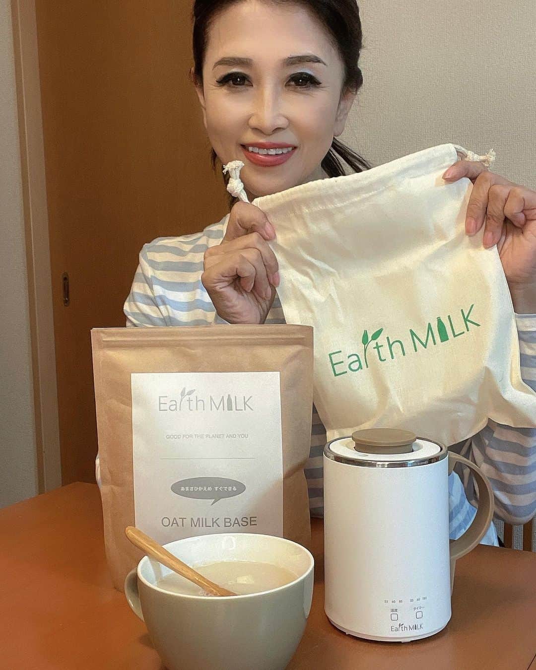 Naoko（なおこ）さんのインスタグラム写真 - (Naoko（なおこ）Instagram)「カラダと地球に優しいって ズキュンときます。🌱  今はみんなエコ意識が 高いよね〜。  Earth MILKキットは 保存料、香料、化学調味料、などが 無添加のミルクを 手作りで作れちゃう オシャレで健やかな 生活を楽しむ 環境へ配慮した 新しい商品です。  可愛いポットも ついてるから 作る過程も楽しいの。  可愛いだけじゃなくて なによりすごいのは 生産プロセスの透明性。  保存料、香料、化学調味料、着色料、甘味料、油、乳化剤が 無添加！！ 安心して飲める😮‍💨  しかも オーツ麦を丸ごと粉砕する製法だから 食物繊維が そのまんま。 腸内フローラを整える水溶性植物繊維が豊富なんです。  わたしはお通じの回数がふえた 気がして、 気分もスッキリなります。 わたし単純なんです😸  Earth MILKの手作りキット  なんか ワクワクしながら カラダにも地球にも 良いことしてる 自分が好き😙  @earth.milk.cafe  【クーポンコード】EMN2210SM  #earthmilk #アースミルク #オーツミルク #植物性ミルク #酵素 #地球にやさしい #earthmilk_fan #oatmilk_fan#pr #styleover50 #fashionstyleblogs #workwearstyle #fashionover50 #fashionposts #筋トレ女子 #フィットネス女子#フィットネス#Fitness#筋トレ女子と繋がりたい #筋トレ好き#筋トレ好きと繋がりたい#減量 #くびれ#美ボディ #アラフィフ#アラフィフコーデ#ボディメイク #50代#健康 #熊本」10月27日 18時54分 - smile_naohibi