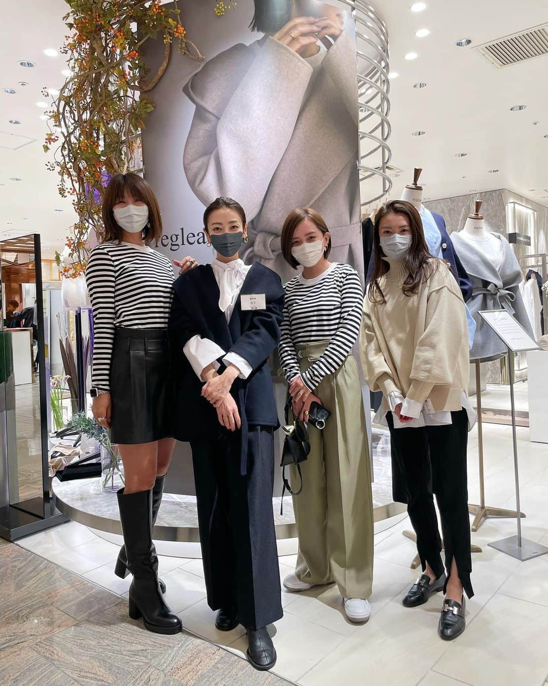 金子麻貴さんのインスタグラム写真 - (金子麻貴Instagram)「POP UP２日目も沢山の方にお越し頂いて気づいたら今日もあっという間に夕方でした🥹✨  前回お越しくださった方も沢山来て頂いてまたお会い出来てとっても嬉しかったです❤️  ワンピースはMサイズ完売してましたが店頭予約が出来ます。 パディングAラインコートも枠埋まってしまいましたが追加枠ご準備してます✨ロゴニットは追加分のチャコールも完売してますがネイビーとライトグレーは少しご用意があります。  数時間で在庫状況が変わるので都度お知らせ出来なくてごめんなさい🙏💦  初日からお越し頂いた皆さまありがとうございました。明日も店頭にいますので是非お気軽にお立ち寄りください✨  伊勢丹新宿2階  11/1までPOPUP開催中  @re_gleam  @lohmejewelry   #fashion#regleam#lohmejewelry#isetanshinjuku#伊勢丹新宿#コート#ショートコート#ブラウス#ボウタイブラウス#サロペット#シンプルコーデ」10月27日 20時40分 - mtmmaki