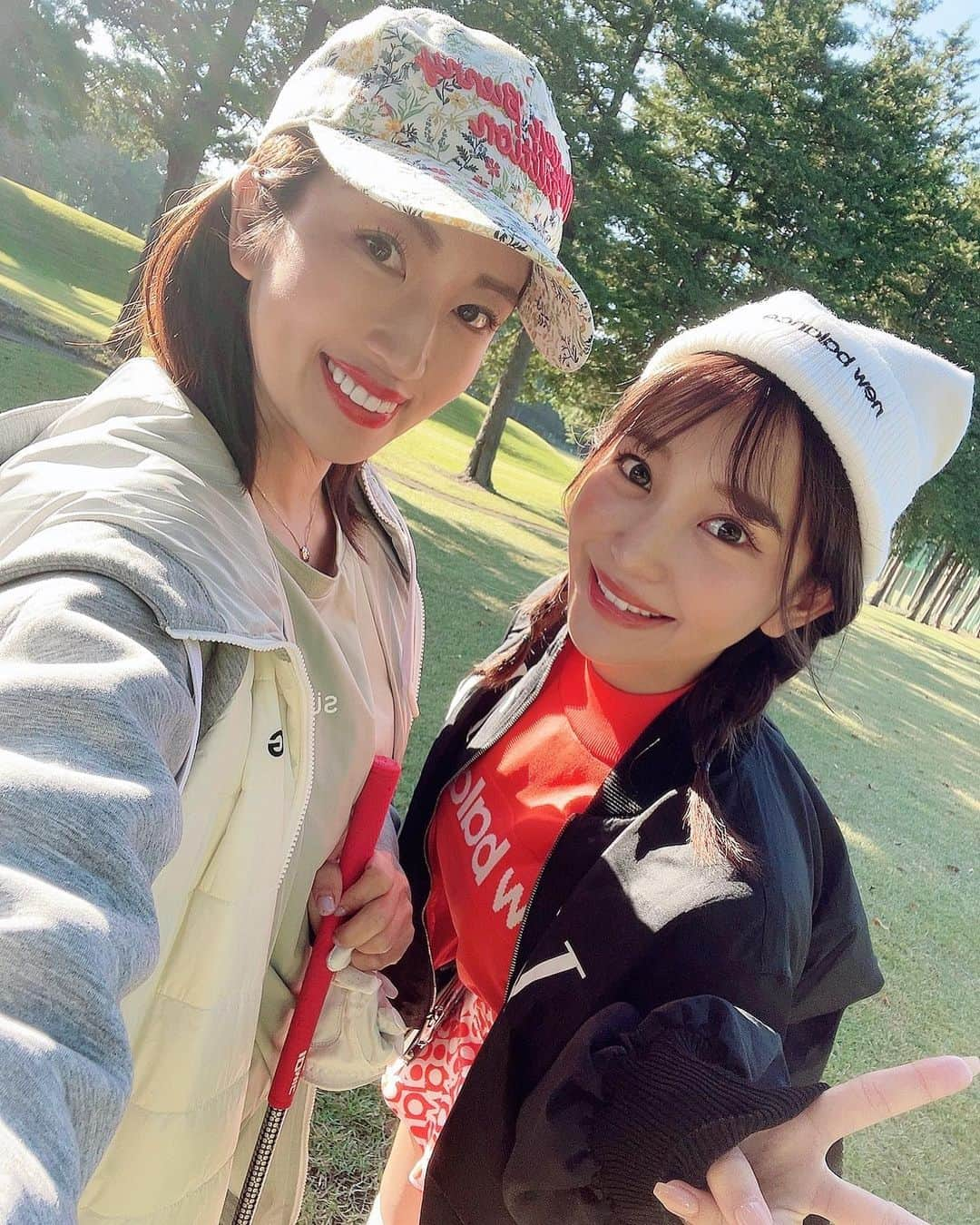 庄司ゆうこさんのインスタグラム写真 - (庄司ゆうこInstagram)「ここちゃんとエンジョイゴルフ⛳️🧡 女子に優しいゴルフ場だったからか、なんとベストスコア更新して99だった‼️ 初の100切り🥺✨ めちゃくちゃ嬉しかった💓😆 ここちゃんもバーディ取ったり2人とも絶好調❣️そして私たちがゴルフ行く時は必ず晴れてゴルフ日和になる😍 また次行く約束もしたし楽しみっ🧡 ゴルフウェアは @susic_golf  今の季節にピッタリで着心地よかった💓 #ゴルフ#ゴルフ女子#ゴルフコーデ#ゴルフ好きな人と繋がりたい#エンジョイゴルフ#ゴルフ日和#国際レディースゴルフ倶楽部#ベスト更新#100切り#達成#目標達成」10月27日 21時22分 - yuko.shoji