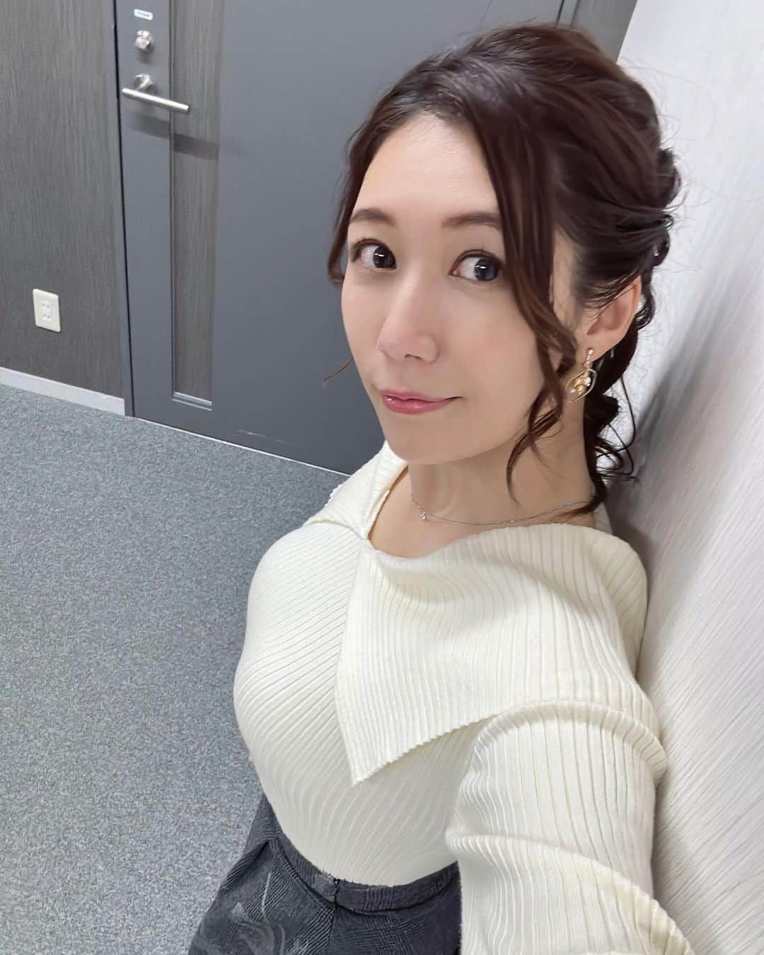 穂川果音さんのインスタグラム写真 - (穂川果音Instagram)「hairstyle  ポニーテールだよ！  earrings→ @myu.22  　#ヘアスタイル　#ヘアアレンジ　#アレンジポニーテール　#ポニーテールアレンジ　#アップスタイル　#hairstyle #hairarrange #イヤリング　#earrings  #ミディアムロング　#秋コーデ　　#10月コーデ　#ロングポニー #お天気キャスターコーデ　#アベプラ　#abema #穂川果音 #高めポニーテール　#ピンクメイク #気象予報士　#セントフォース」10月28日 12時20分 - hokawakanonn