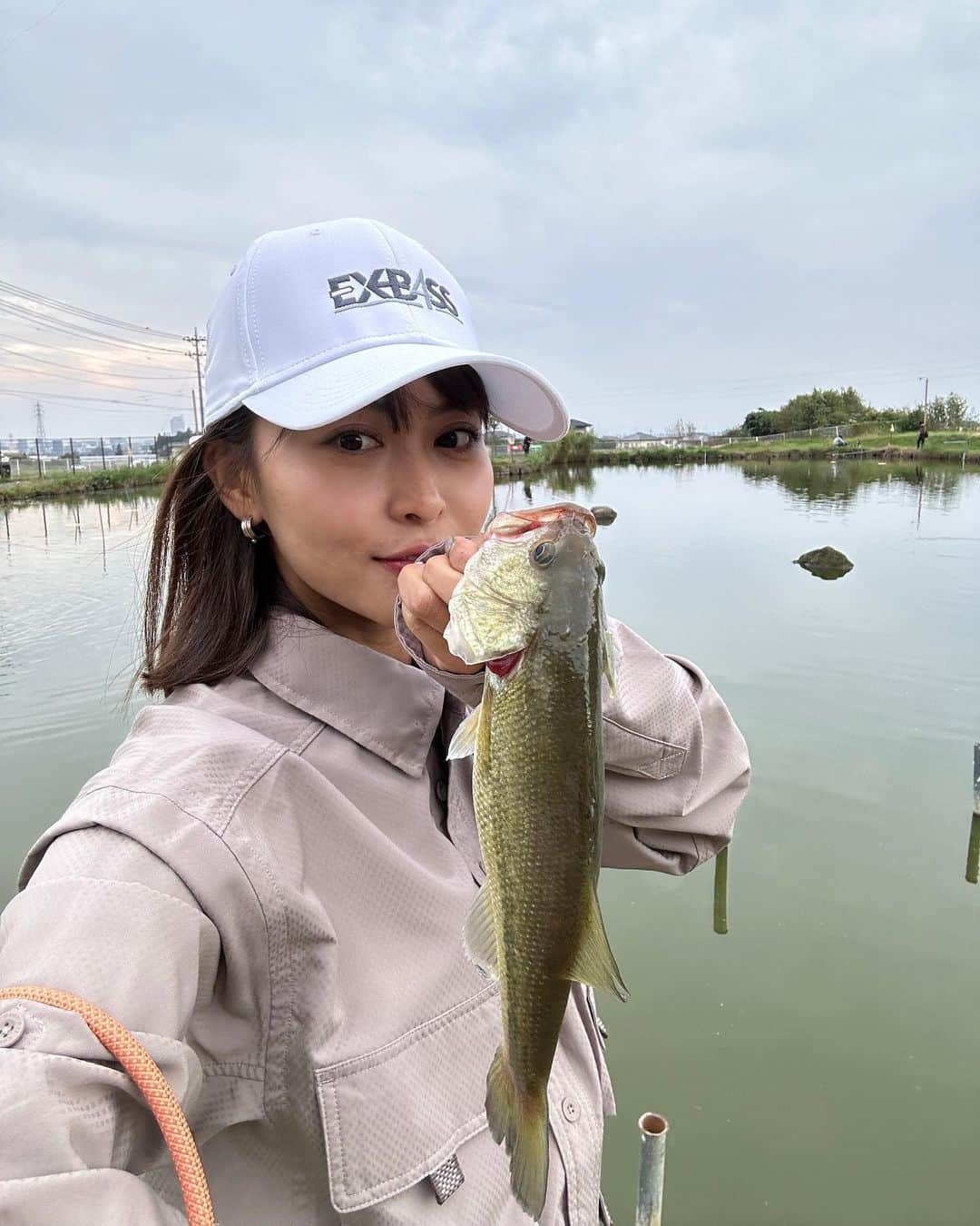 三原勇希さんのインスタグラム写真 - (三原勇希Instagram)「フィッシングジャケットも下ろしたし、最近釣りを再開した🤣！  といっても初めてのブラックバス釣り。5年の釣り番組でも一度もトライしたことがなかったのは、きっとそれだけ難しいから。  道具も何も持ってないのに、縁あって師匠たちに連れて行っていただき、まずは管理釣り場でバスにたっぷり遊んでもらいました。半日で10匹ゲット！めちゃくちゃ面白かった。自然界は厳しいぞ、、、🎣  集中すると唇がどんどん突き出てくる癖は顕在でした😂   釣り後のグルメ この日は高崎の有名な #シャンゴ のベスビオ🍝  #アルデンテクラブ」10月28日 13時05分 - yuukimeehaa