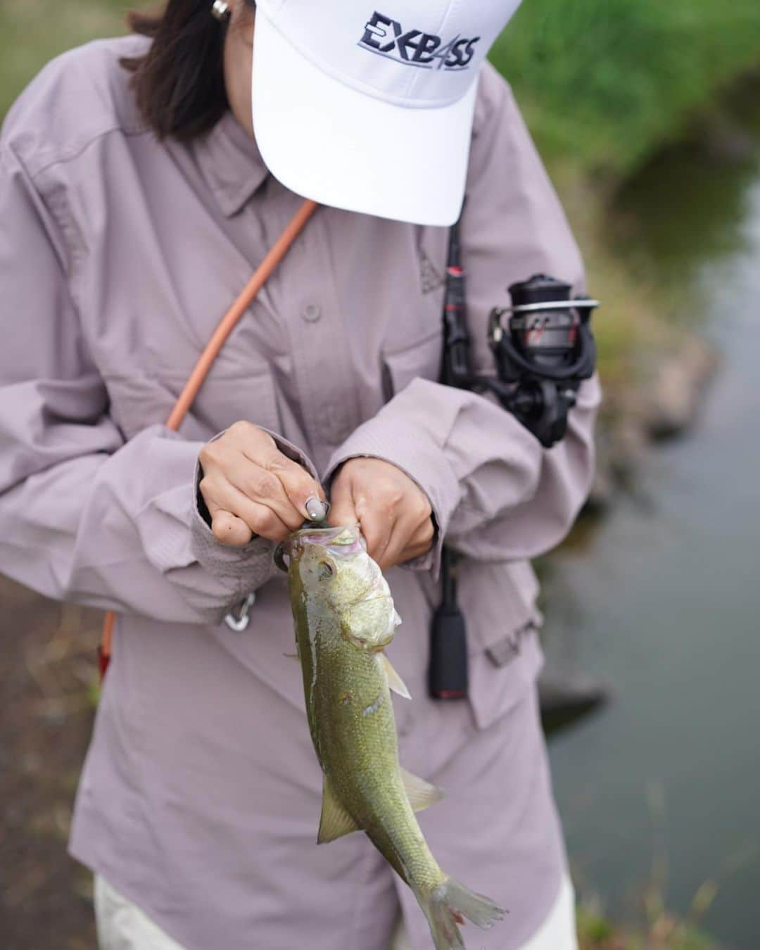 三原勇希さんのインスタグラム写真 - (三原勇希Instagram)「フィッシングジャケットも下ろしたし、最近釣りを再開した🤣！  といっても初めてのブラックバス釣り。5年の釣り番組でも一度もトライしたことがなかったのは、きっとそれだけ難しいから。  道具も何も持ってないのに、縁あって師匠たちに連れて行っていただき、まずは管理釣り場でバスにたっぷり遊んでもらいました。半日で10匹ゲット！めちゃくちゃ面白かった。自然界は厳しいぞ、、、🎣  集中すると唇がどんどん突き出てくる癖は顕在でした😂   釣り後のグルメ この日は高崎の有名な #シャンゴ のベスビオ🍝  #アルデンテクラブ」10月28日 13時05分 - yuukimeehaa