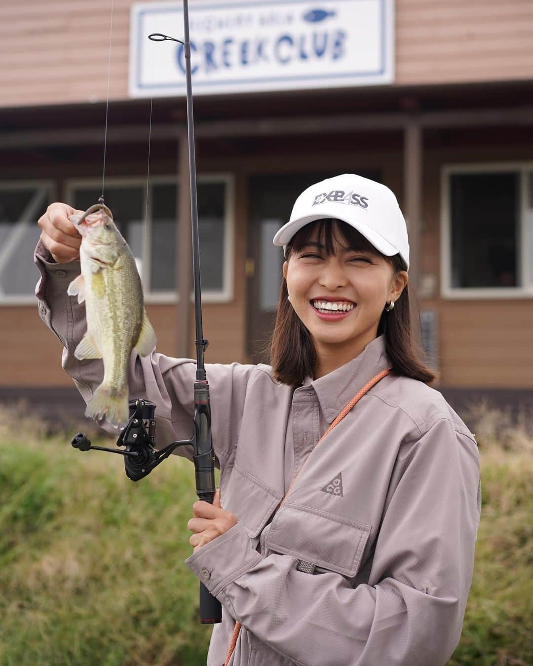 三原勇希さんのインスタグラム写真 - (三原勇希Instagram)「フィッシングジャケットも下ろしたし、最近釣りを再開した🤣！  といっても初めてのブラックバス釣り。5年の釣り番組でも一度もトライしたことがなかったのは、きっとそれだけ難しいから。  道具も何も持ってないのに、縁あって師匠たちに連れて行っていただき、まずは管理釣り場でバスにたっぷり遊んでもらいました。半日で10匹ゲット！めちゃくちゃ面白かった。自然界は厳しいぞ、、、🎣  集中すると唇がどんどん突き出てくる癖は顕在でした😂   釣り後のグルメ この日は高崎の有名な #シャンゴ のベスビオ🍝  #アルデンテクラブ」10月28日 13時05分 - yuukimeehaa